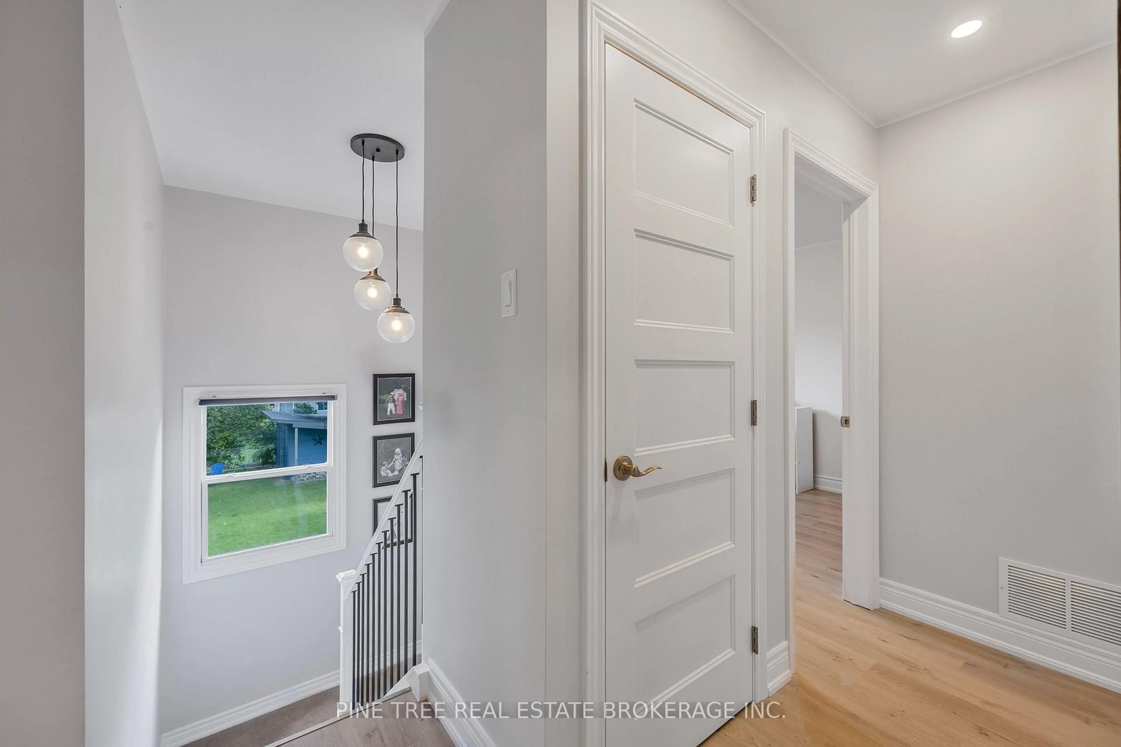 Indoor entryway for 85 Elizabeth St, Barrie Ontario L4N 6P2
