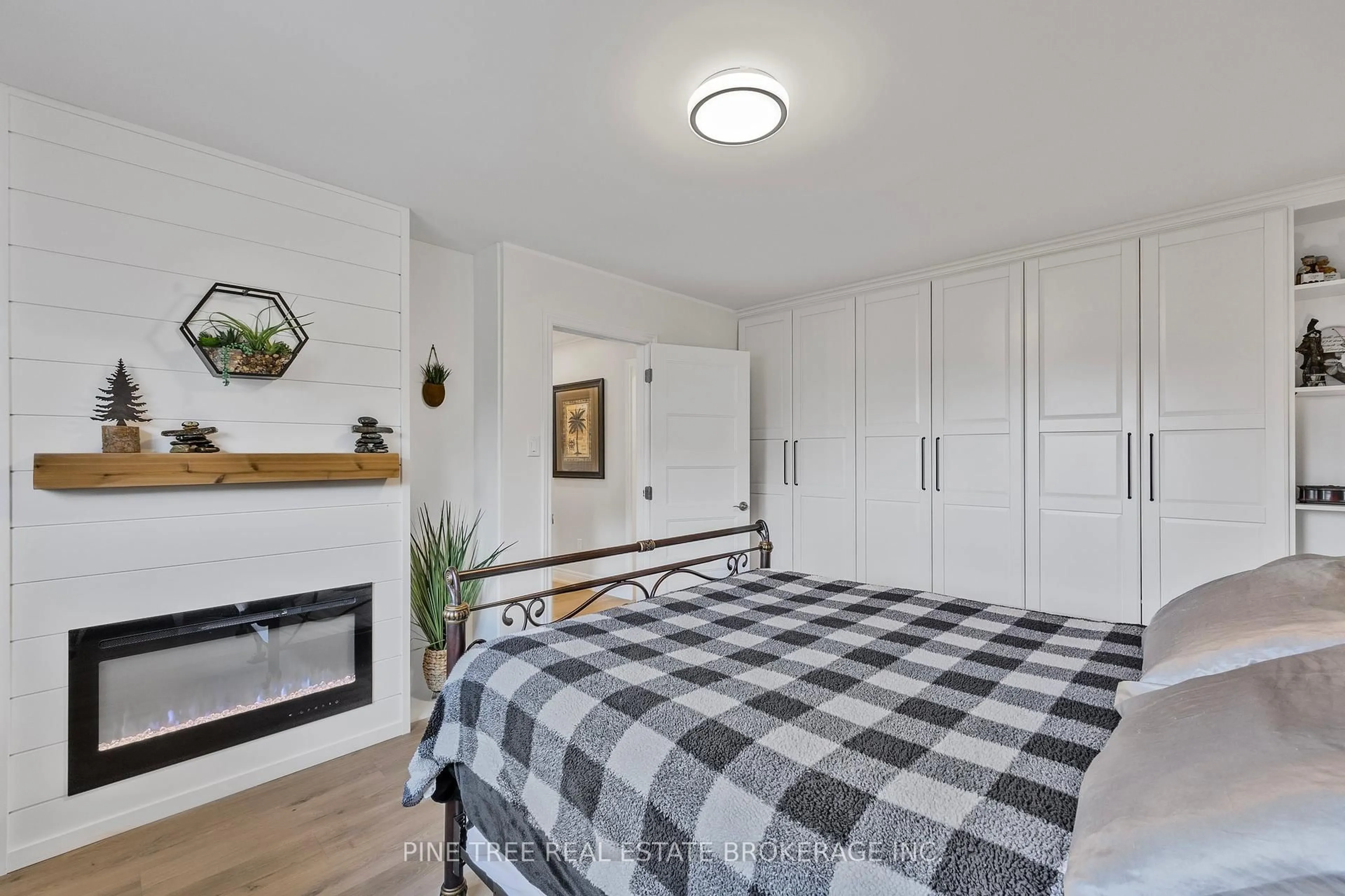 Bedroom with bed, unknown for 85 Elizabeth St, Barrie Ontario L4N 6P2