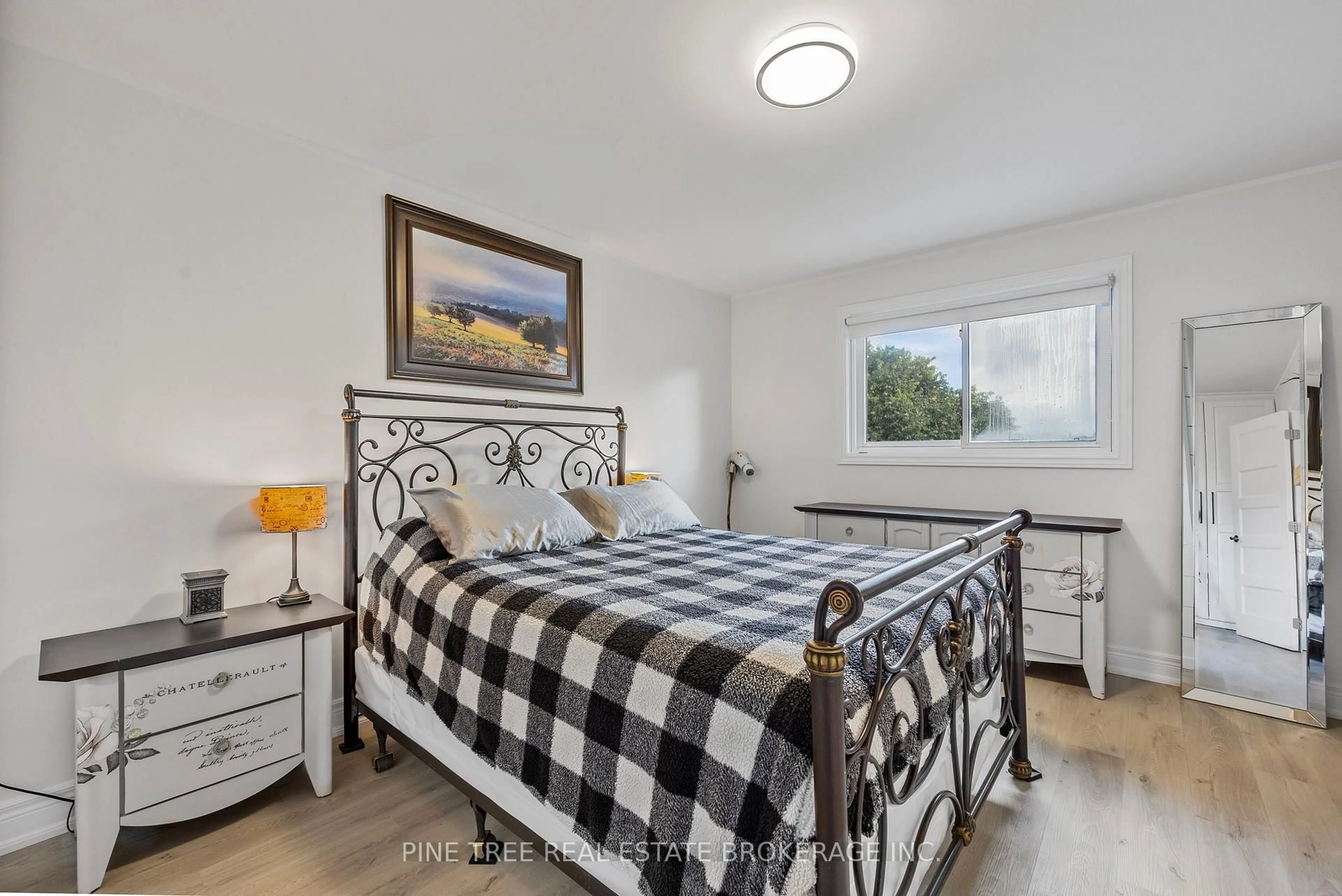 Bedroom with bed, unknown for 85 Elizabeth St, Barrie Ontario L4N 6P2