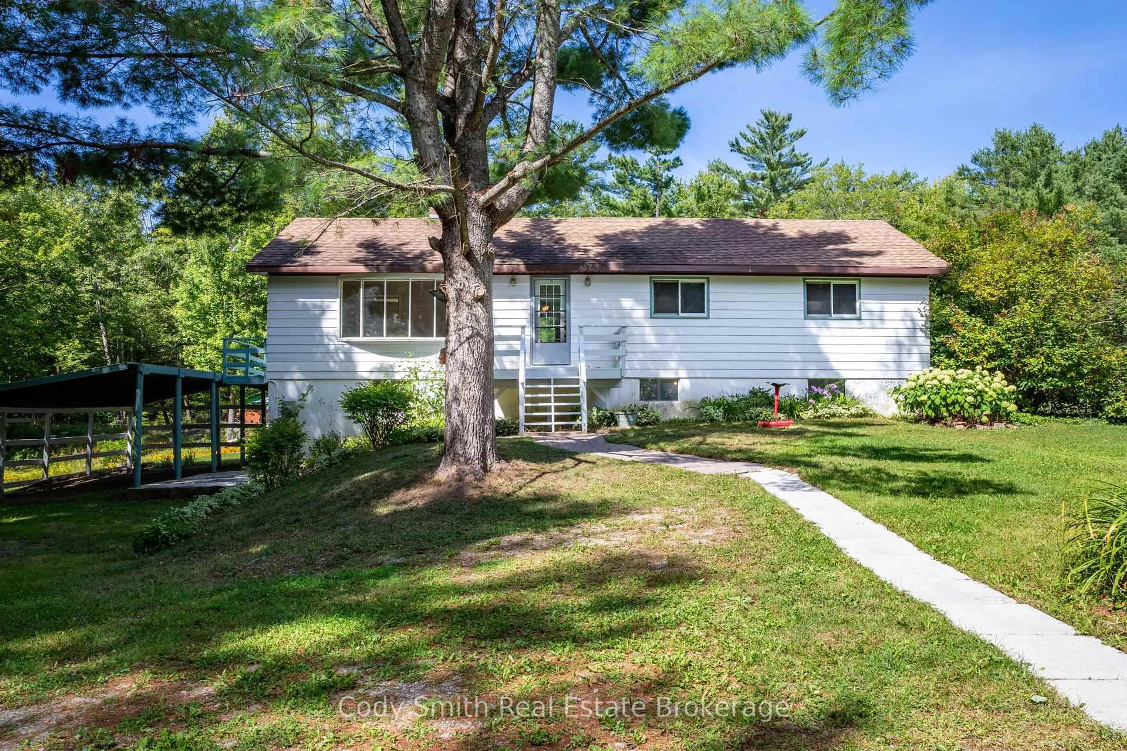 A pic from outside/outdoor area/front of a property/back of a property/a pic from drone, unknown for 4290 Upper Big Chute Rd, Severn Ontario L0K 1E0