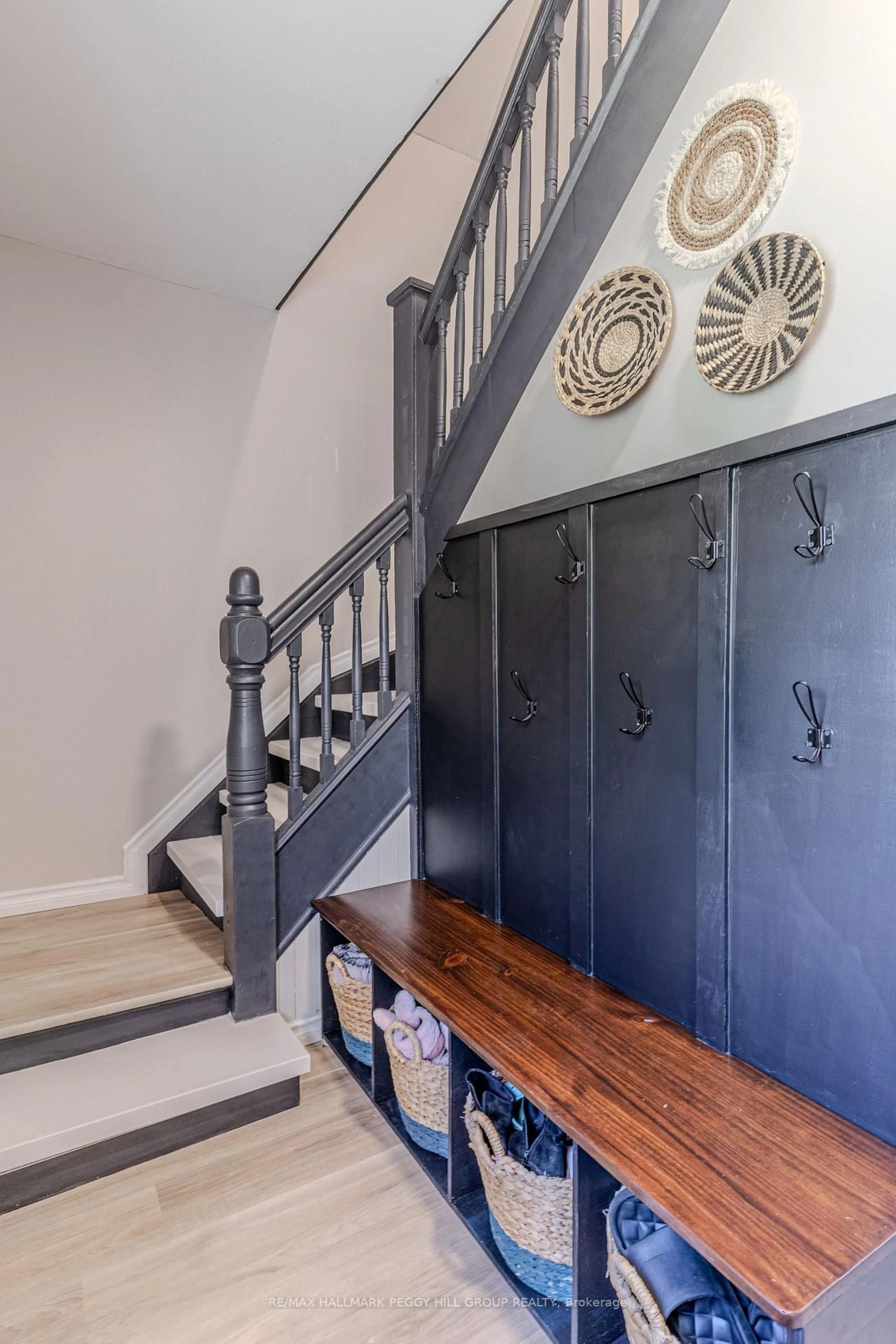 Indoor entryway for 692 Victoria St, Midland Ontario L4R 1B1