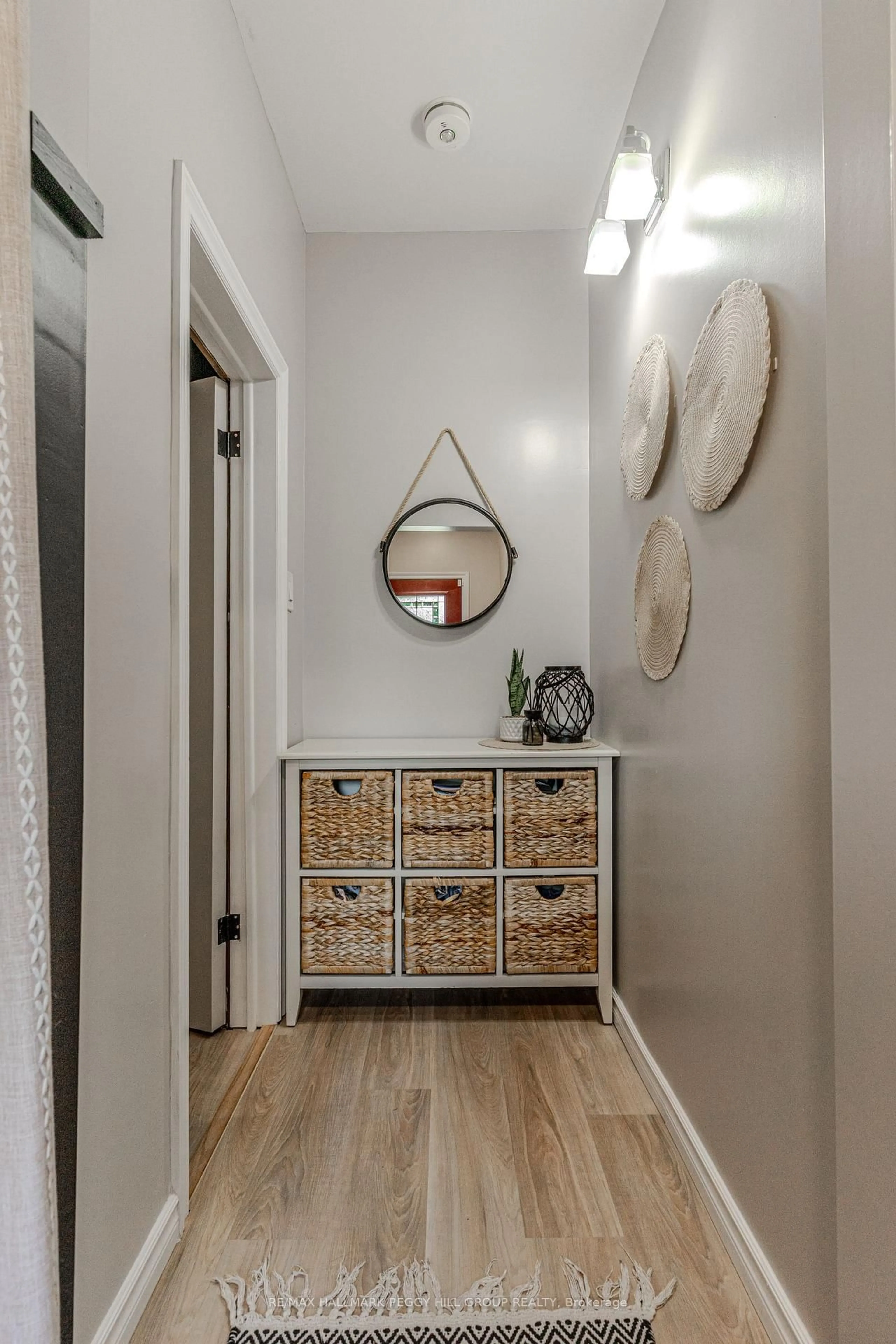 Indoor entryway for 692 Victoria St, Midland Ontario L4R 1B1