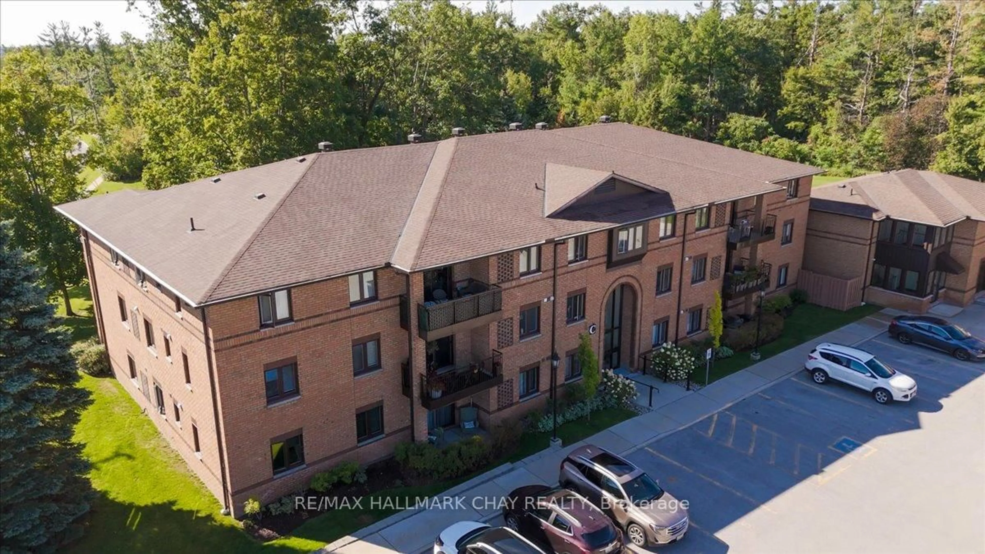 A pic from outside/outdoor area/front of a property/back of a property/a pic from drone, building for 10 Coulter St #335, Barrie Ontario L4N 6S2