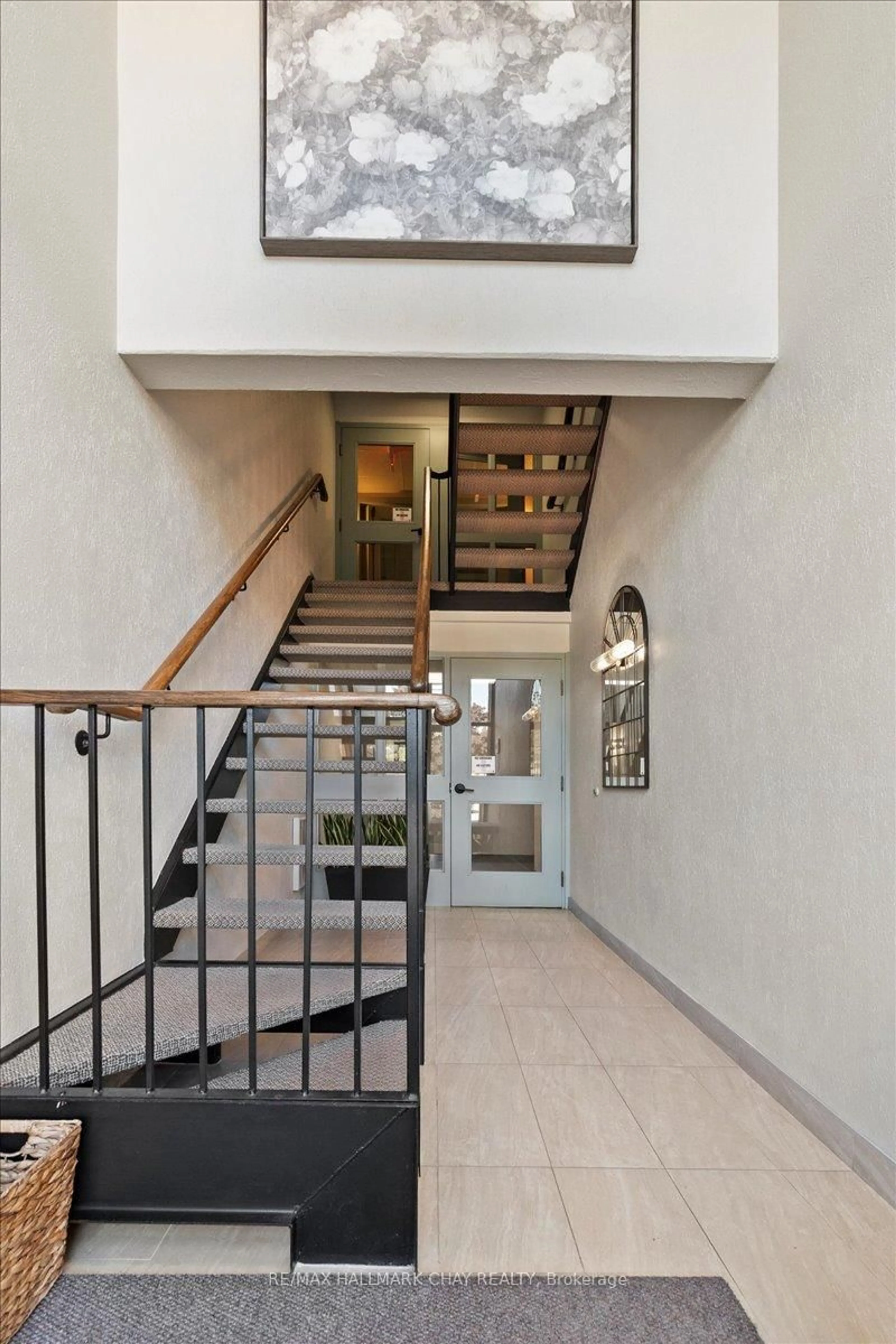 Indoor foyer for 10 Coulter St #335, Barrie Ontario L4N 6S2