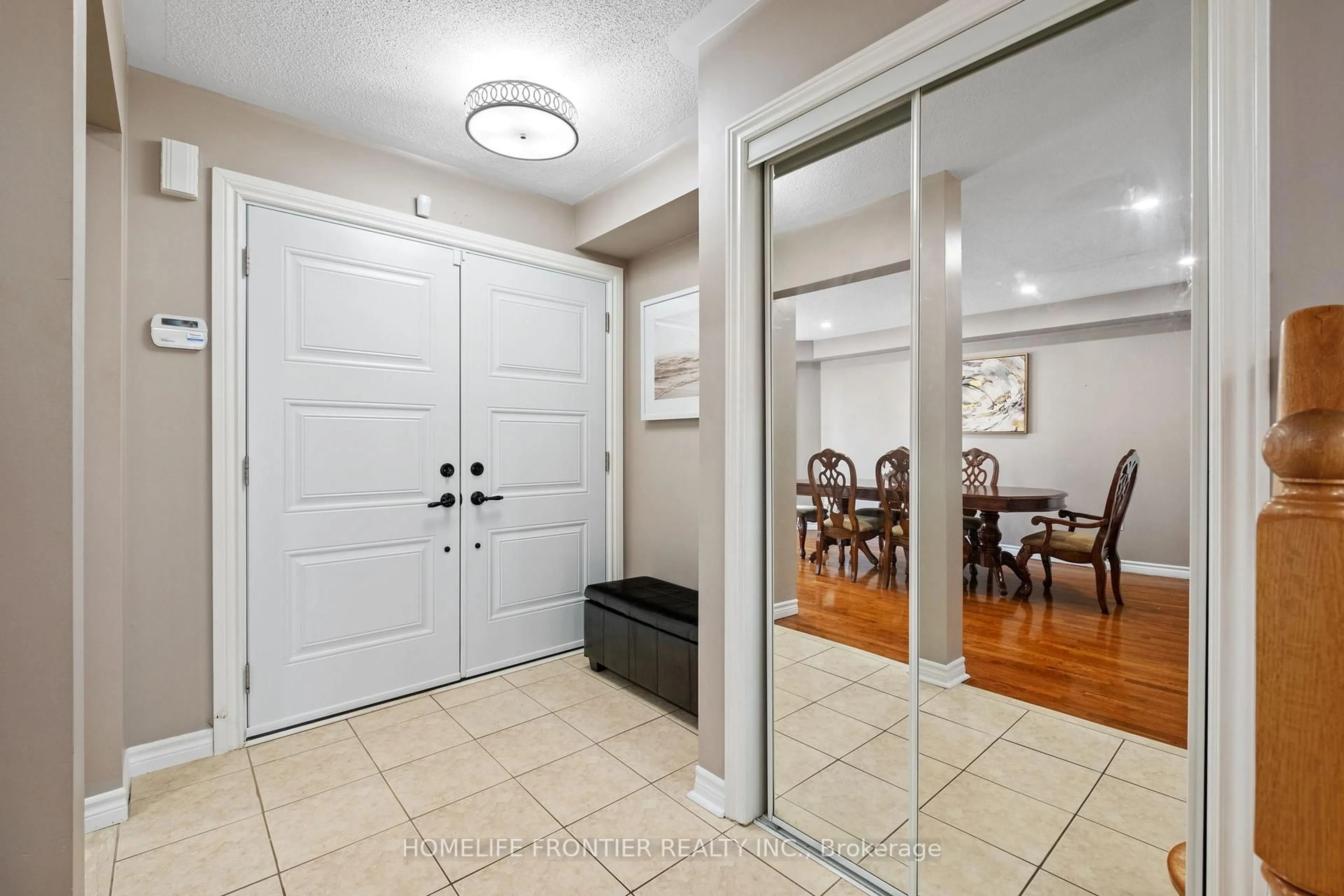 Indoor entryway for 11 Maple Crown Terr, Barrie Ontario L4M 7H3