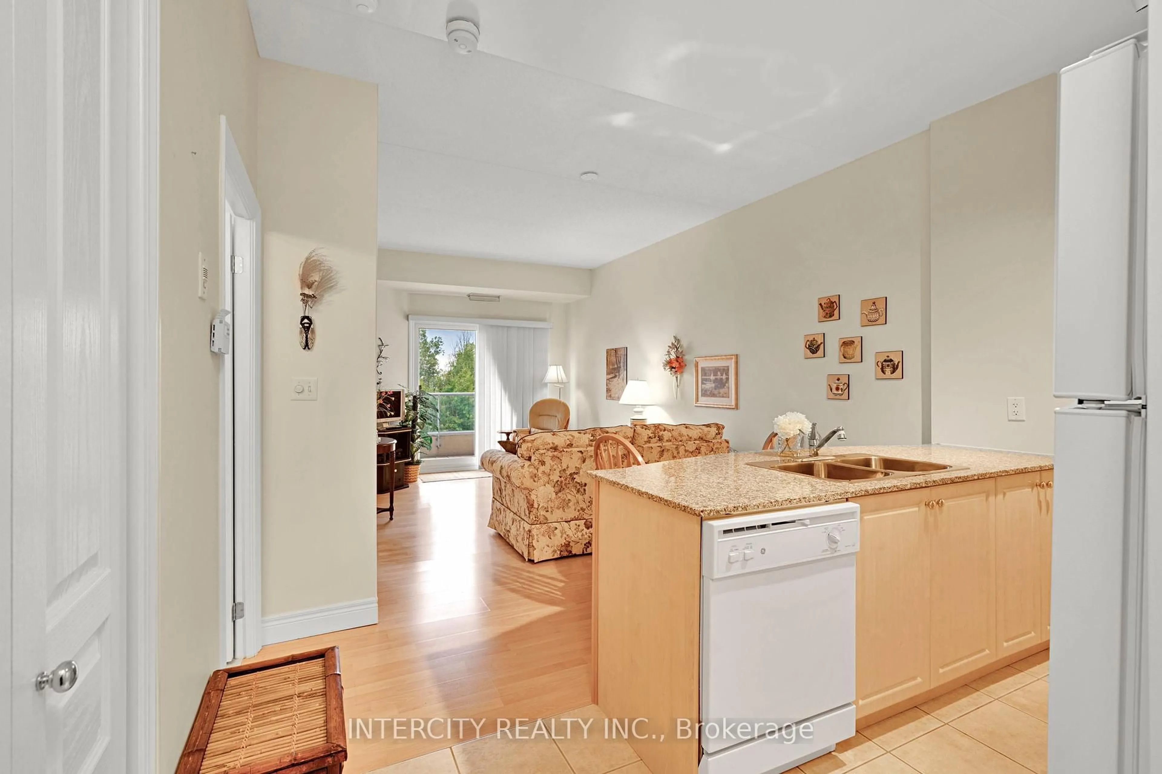 Open concept kitchen, ceramic/tile floor for 280 Aberdeen Blvd #PH12, Midland Ontario L4R 5N4