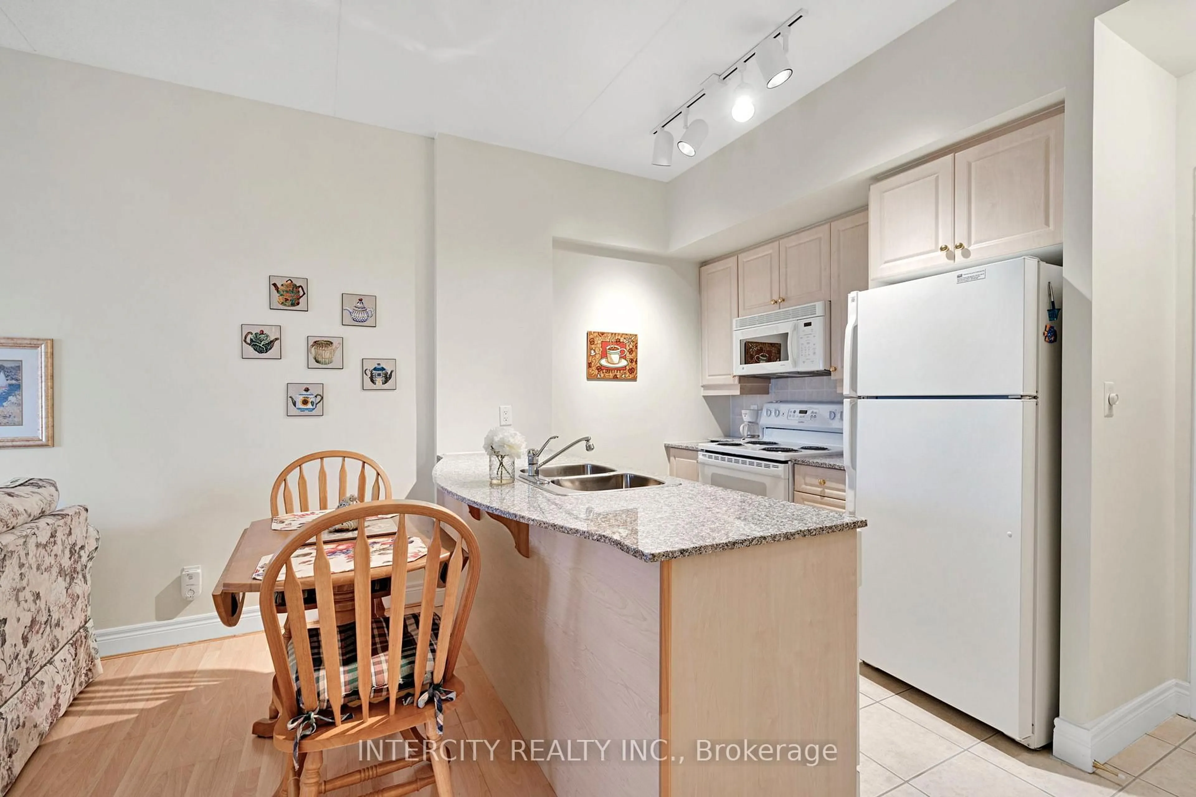Standard kitchen, ceramic/tile floor for 280 Aberdeen Blvd #PH12, Midland Ontario L4R 5N4