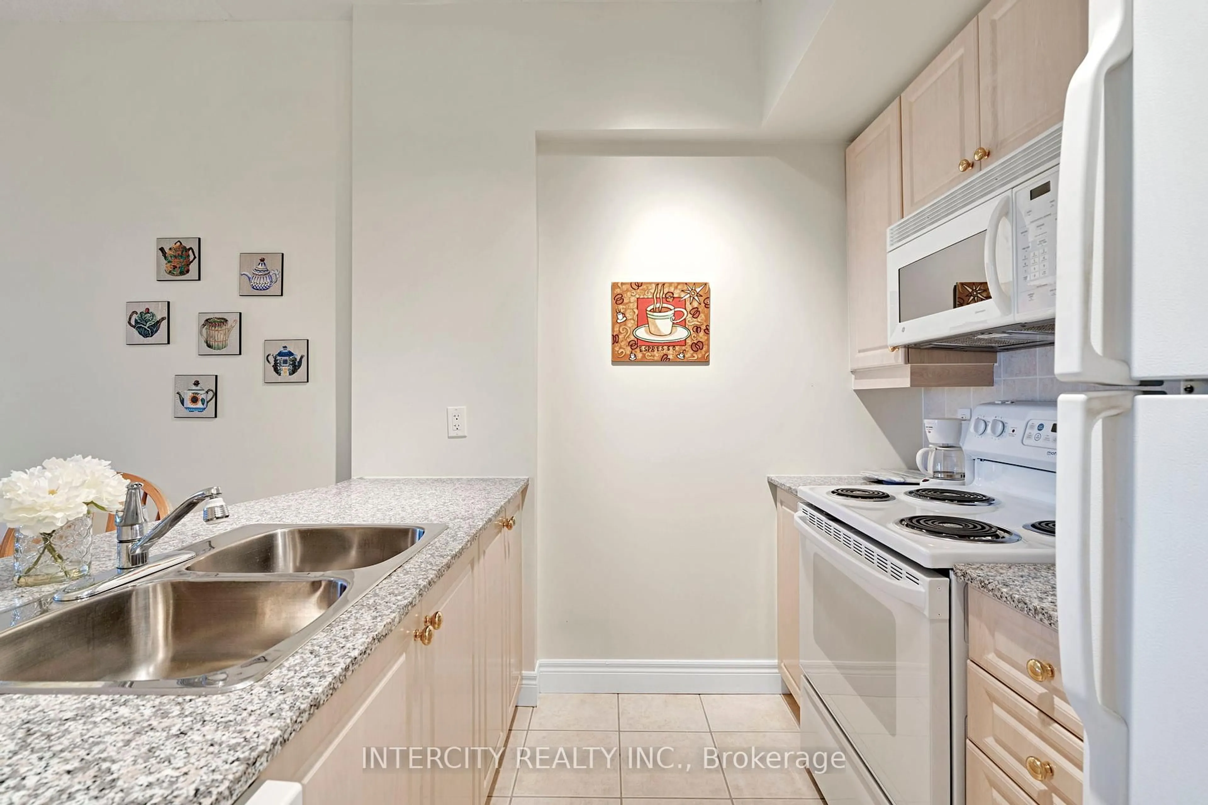 Standard kitchen, ceramic/tile floor for 280 Aberdeen Blvd #PH12, Midland Ontario L4R 5N4