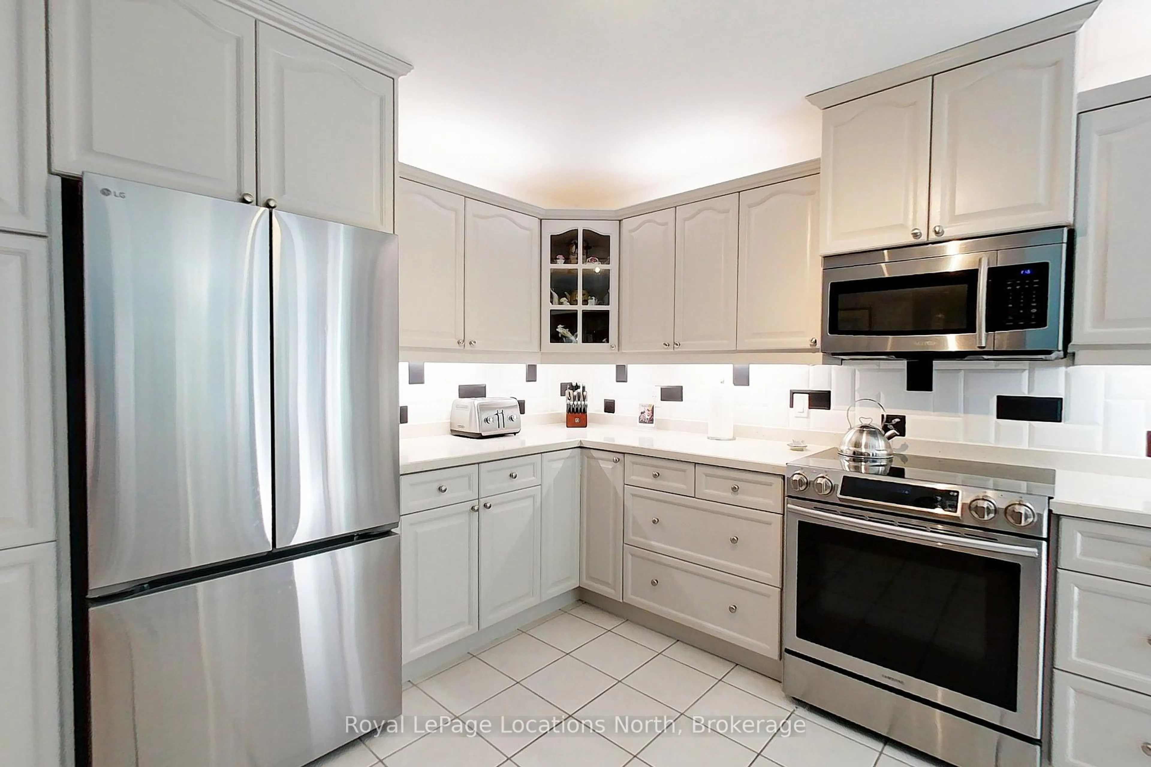 Standard kitchen, ceramic/tile floor for 144 Royal Beech Dr, Wasaga Beach Ontario L9Z 2N3