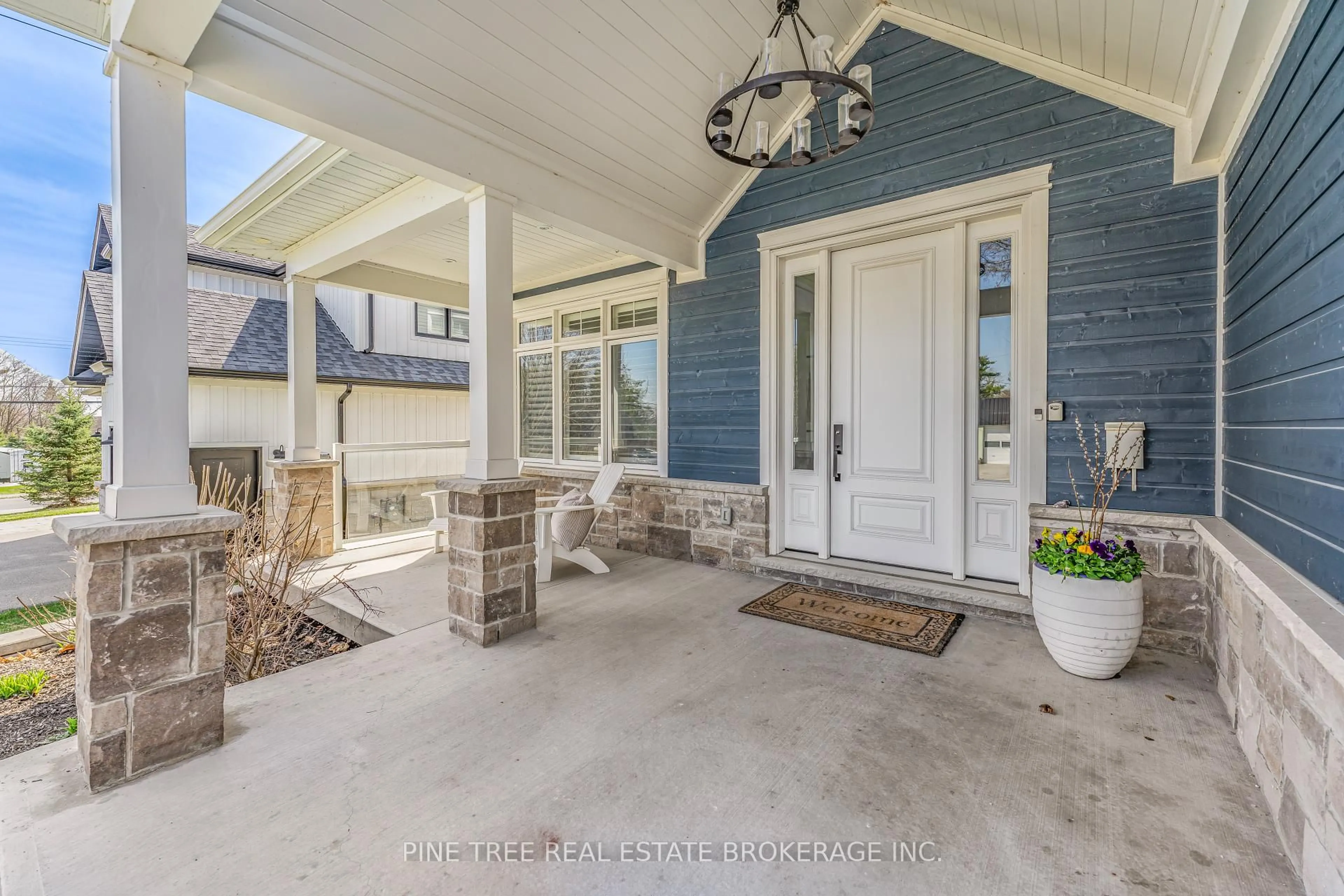 Indoor entryway for 6 Colborne St, Oro-Medonte Ontario L0L 2E0
