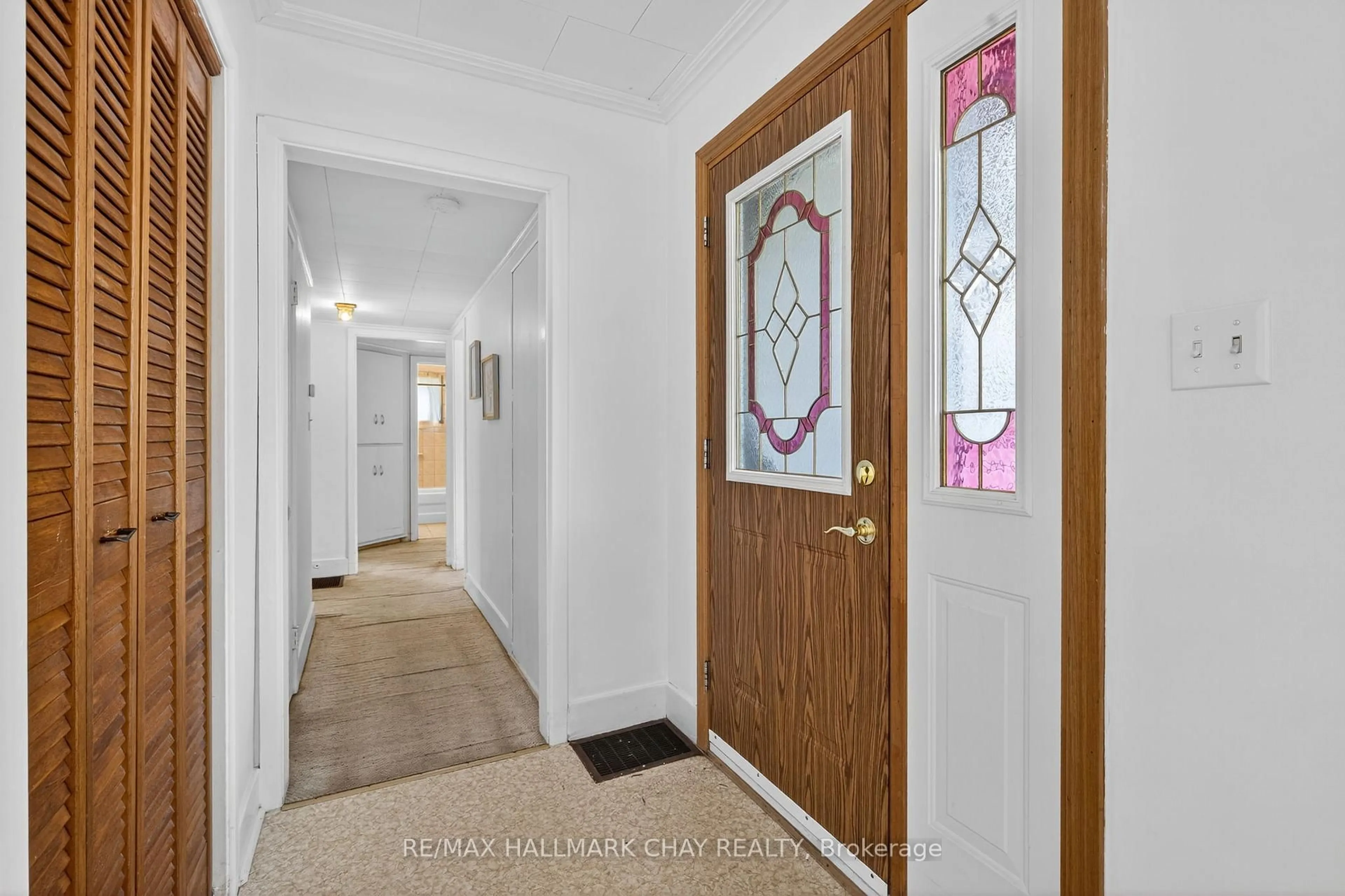 Indoor entryway for 319 Mississaga St, Orillia Ontario L3V 3C2