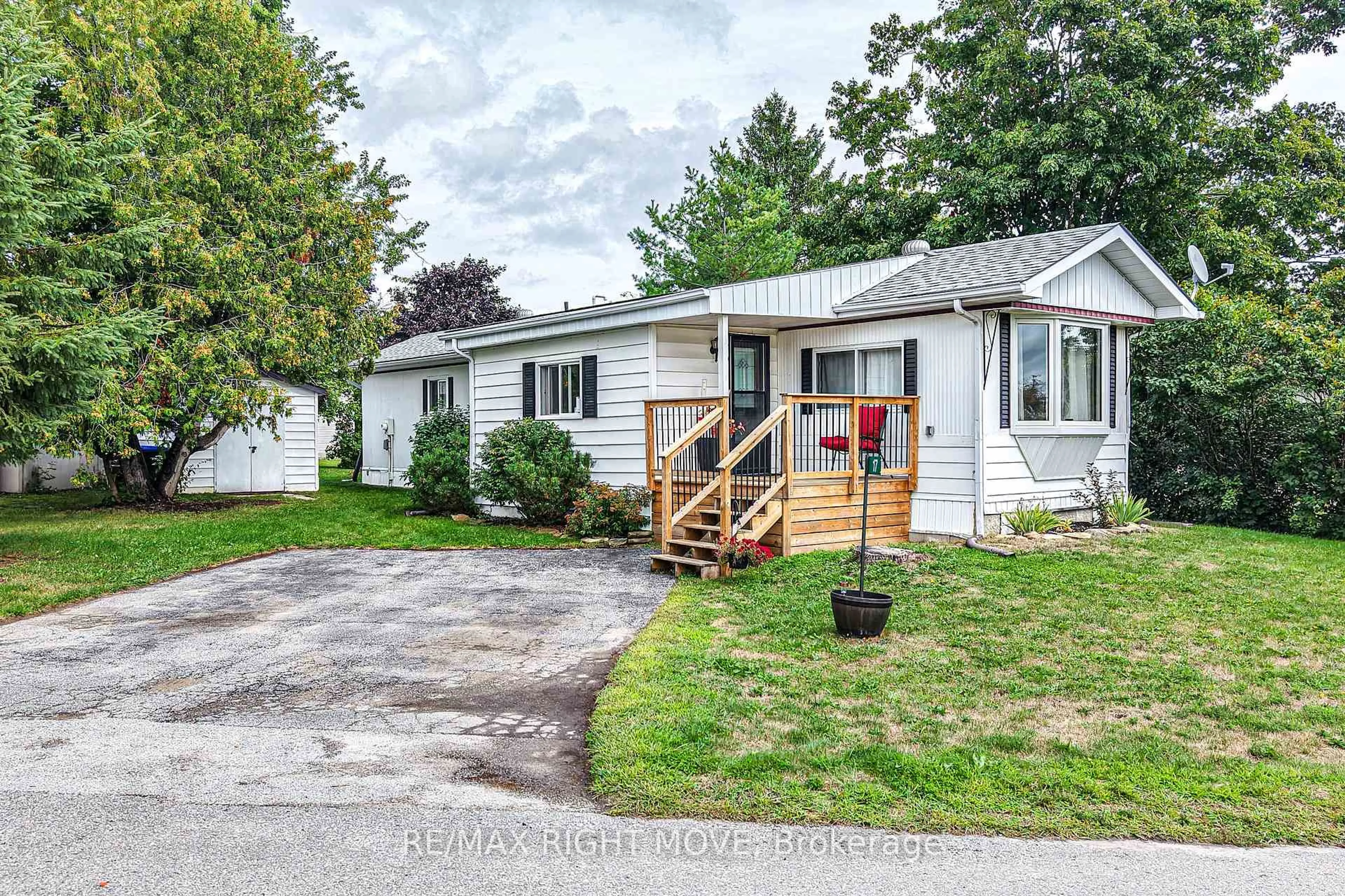 Home with vinyl exterior material, street for 17 Balantrae Dr, Oro-Medonte Ontario L3V 0P9