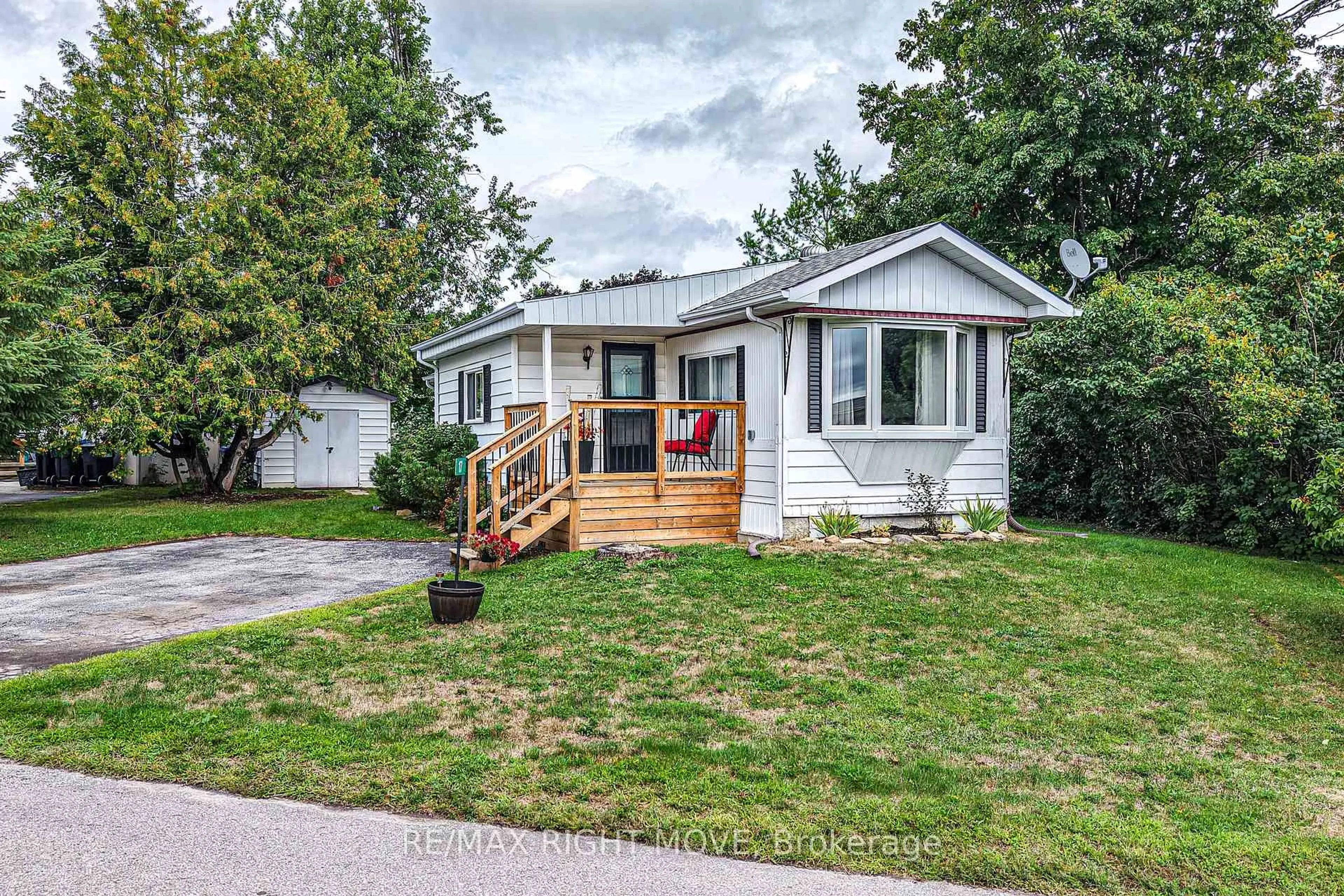 Home with vinyl exterior material, street for 17 Balantrae Dr, Oro-Medonte Ontario L3V 0P9