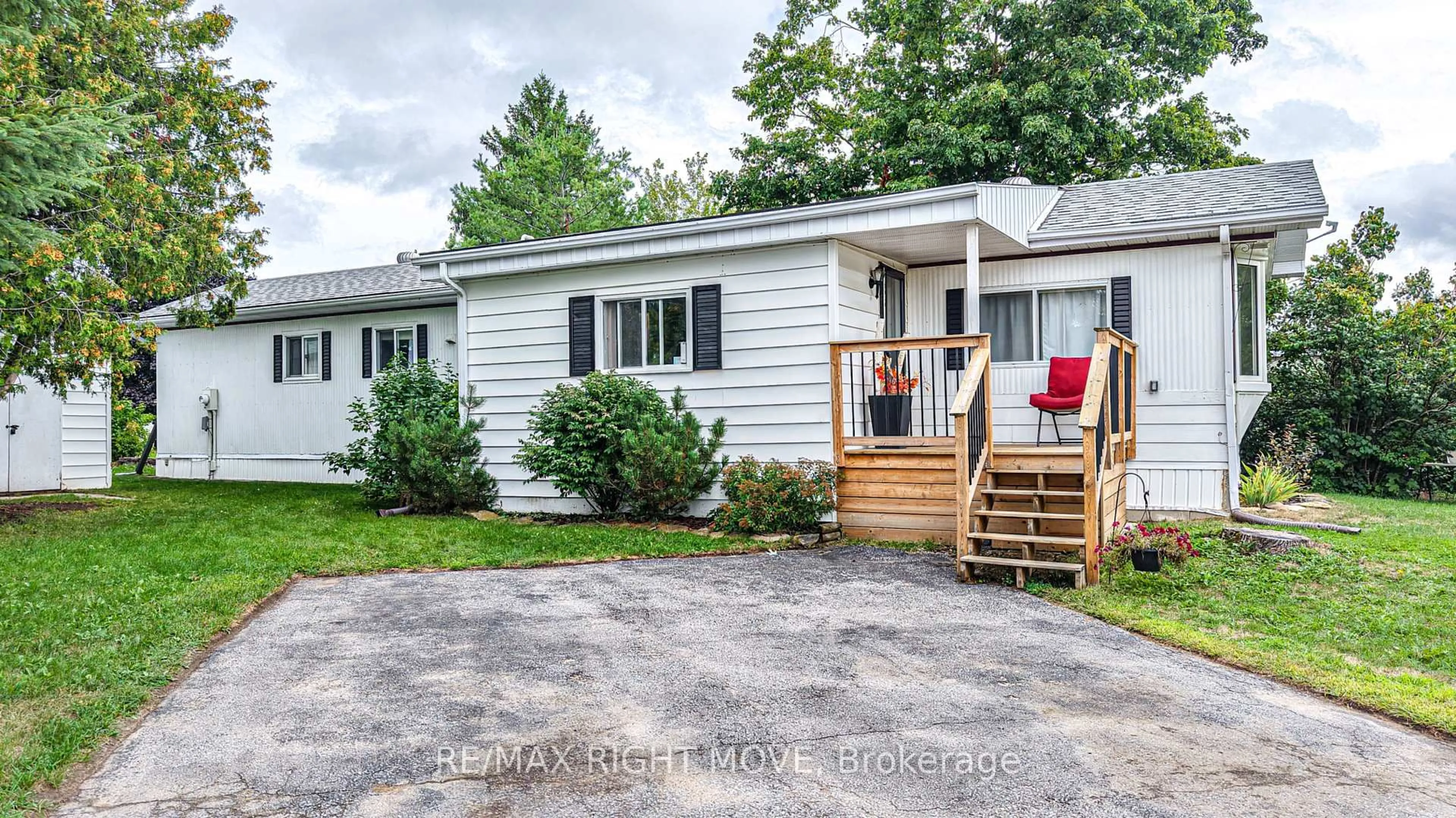 Home with vinyl exterior material, street for 17 Balantrae Dr, Oro-Medonte Ontario L3V 0P9