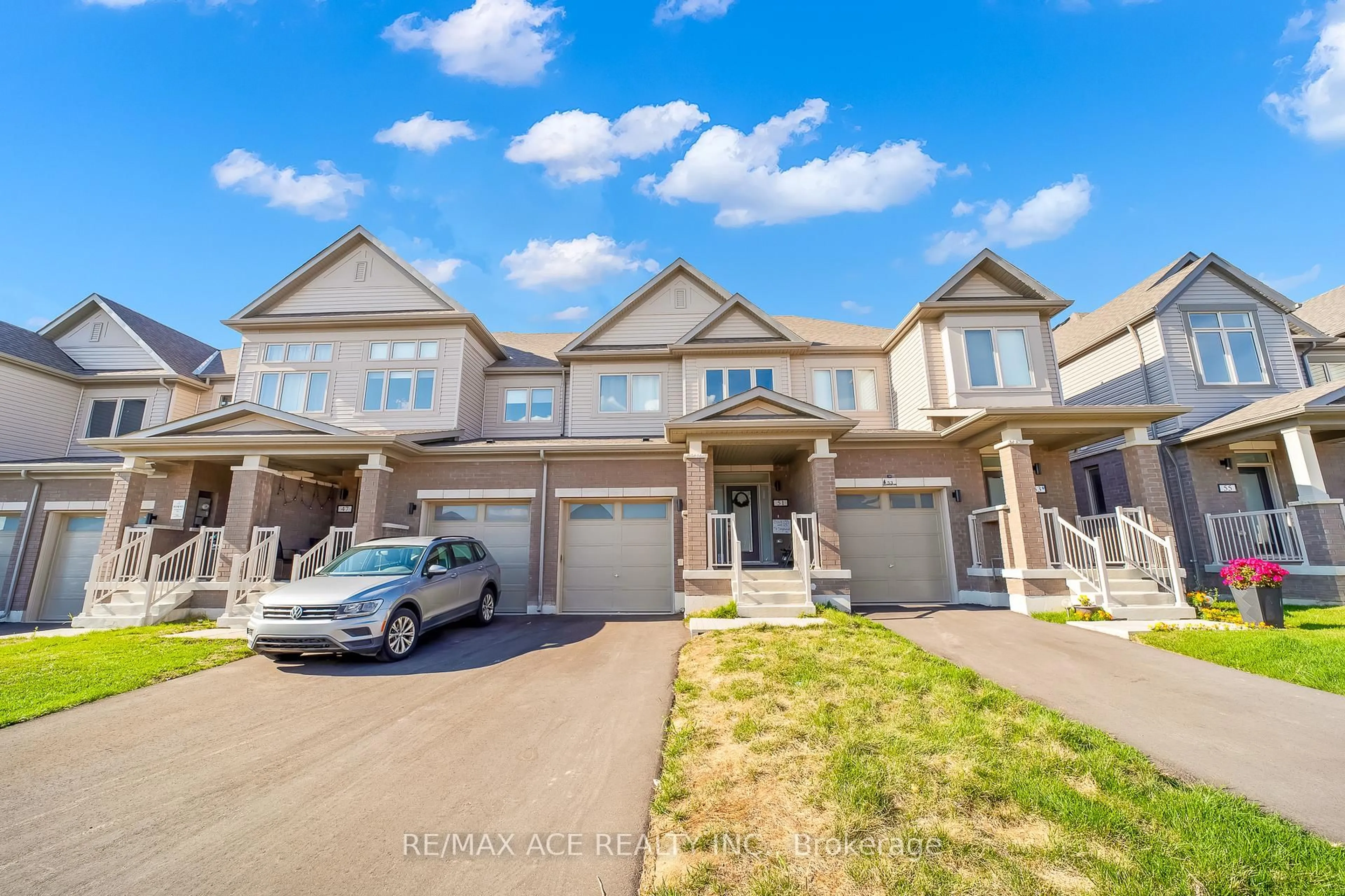 A pic from outside/outdoor area/front of a property/back of a property/a pic from drone, street for 51 Sagewood Ave, Barrie Ontario L9S 2Z4