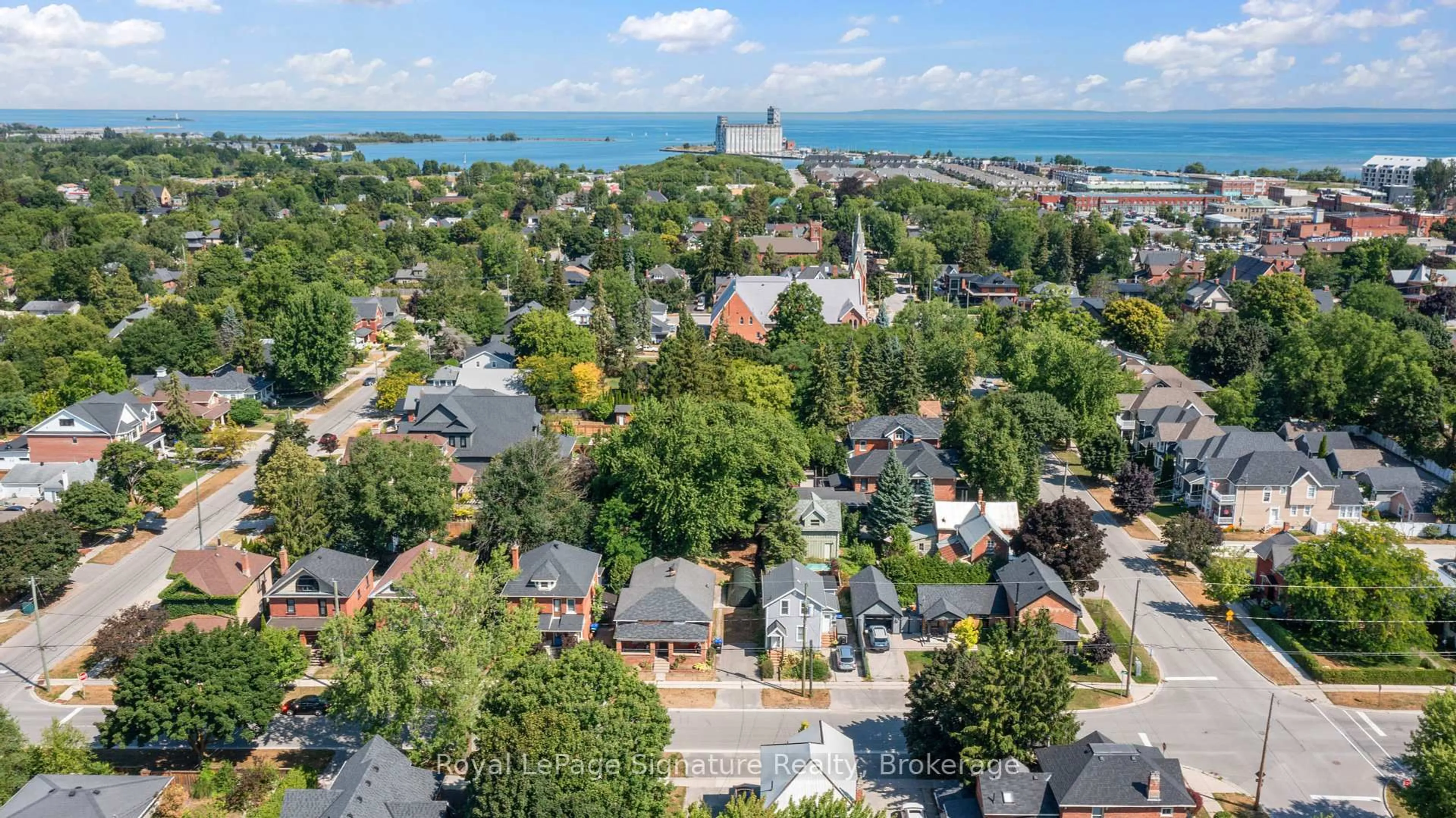 A pic from outside/outdoor area/front of a property/back of a property/a pic from drone, city buildings view from balcony for 125 Fourth St, Collingwood Ontario L9Y 1R6