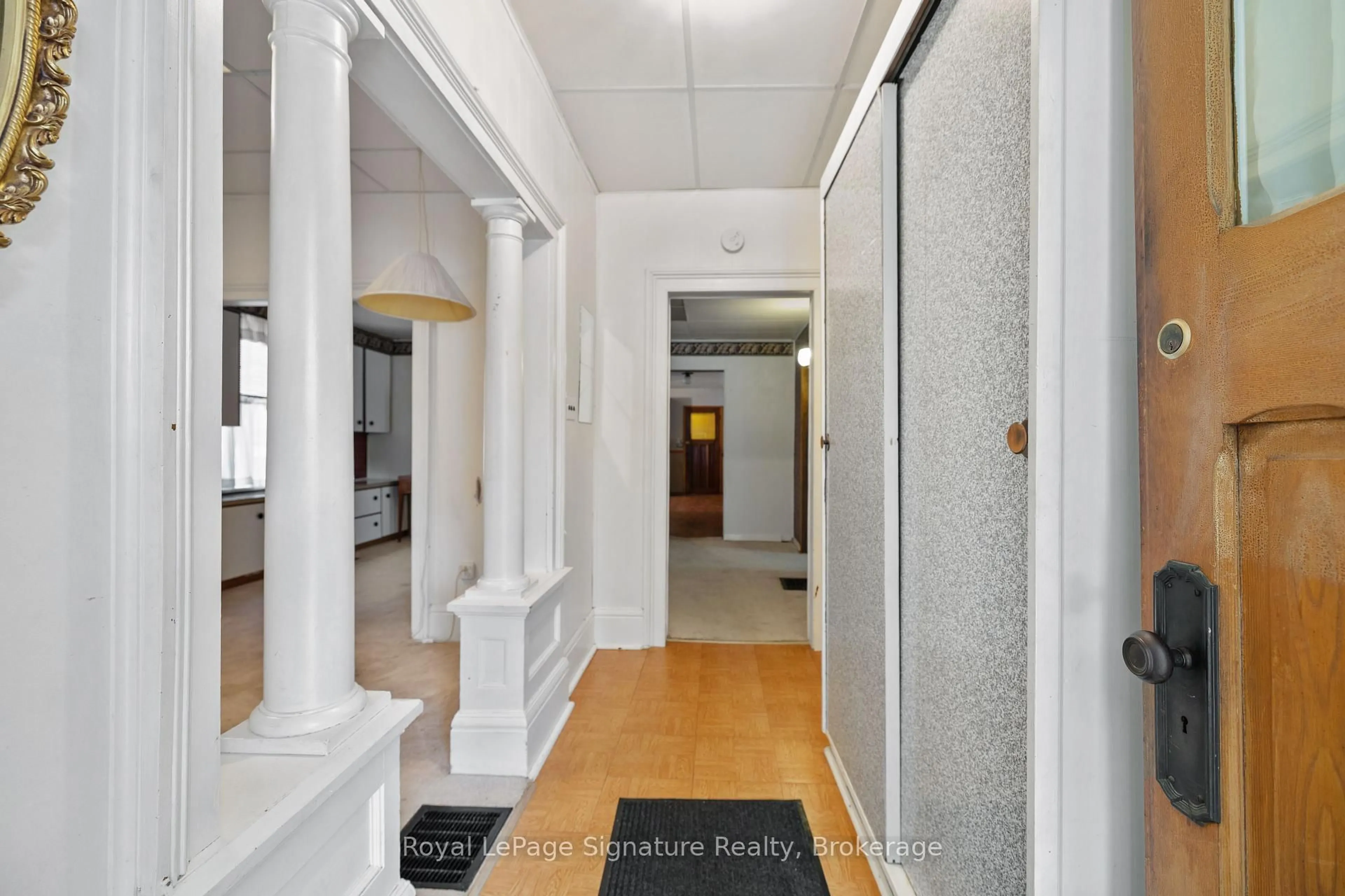 Indoor foyer for 125 Fourth St, Collingwood Ontario L9Y 1R6