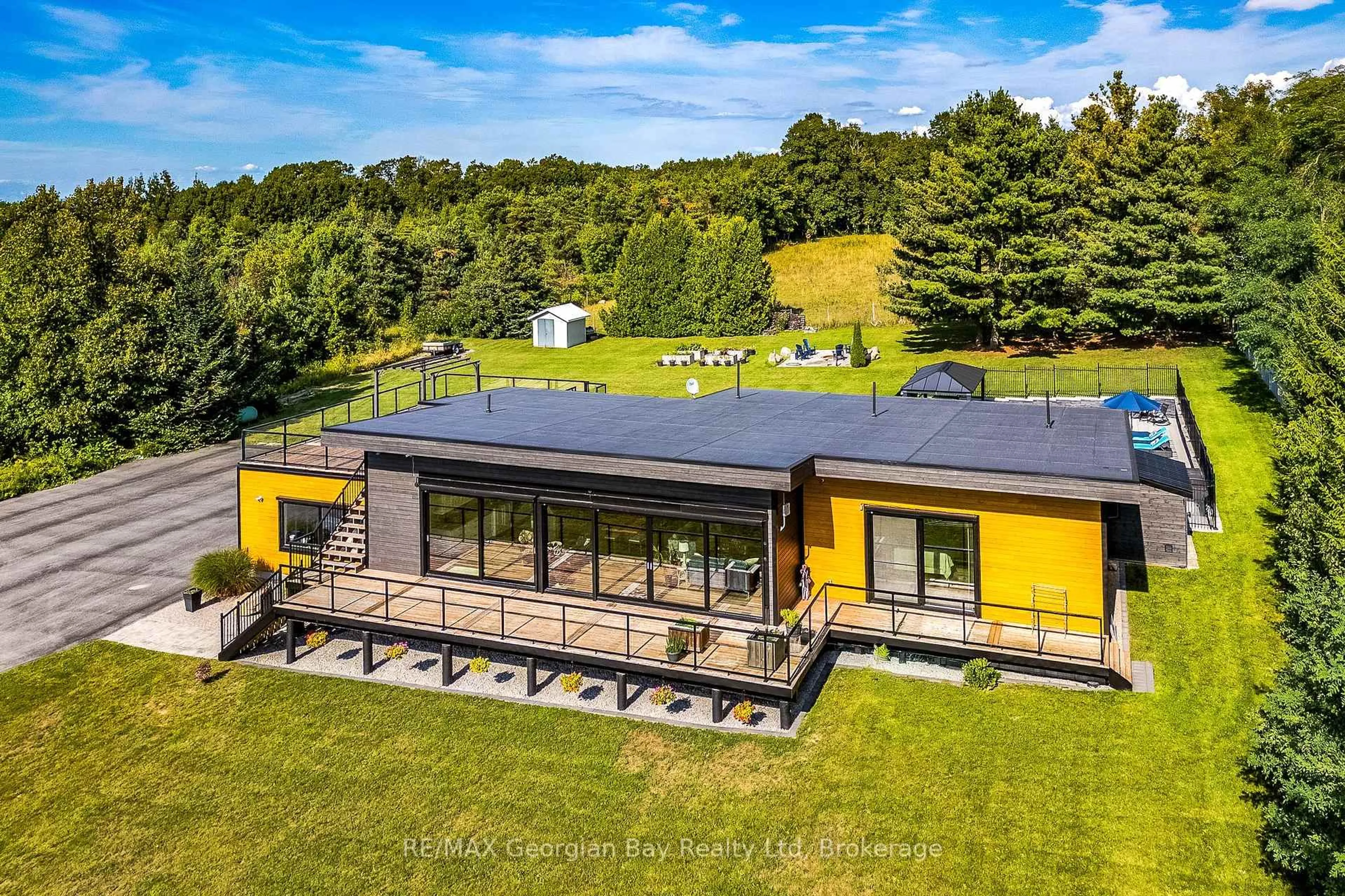 A pic from outside/outdoor area/front of a property/back of a property/a pic from drone, unknown for 165 Wilson Rd, Midland Ontario L4R 4K4