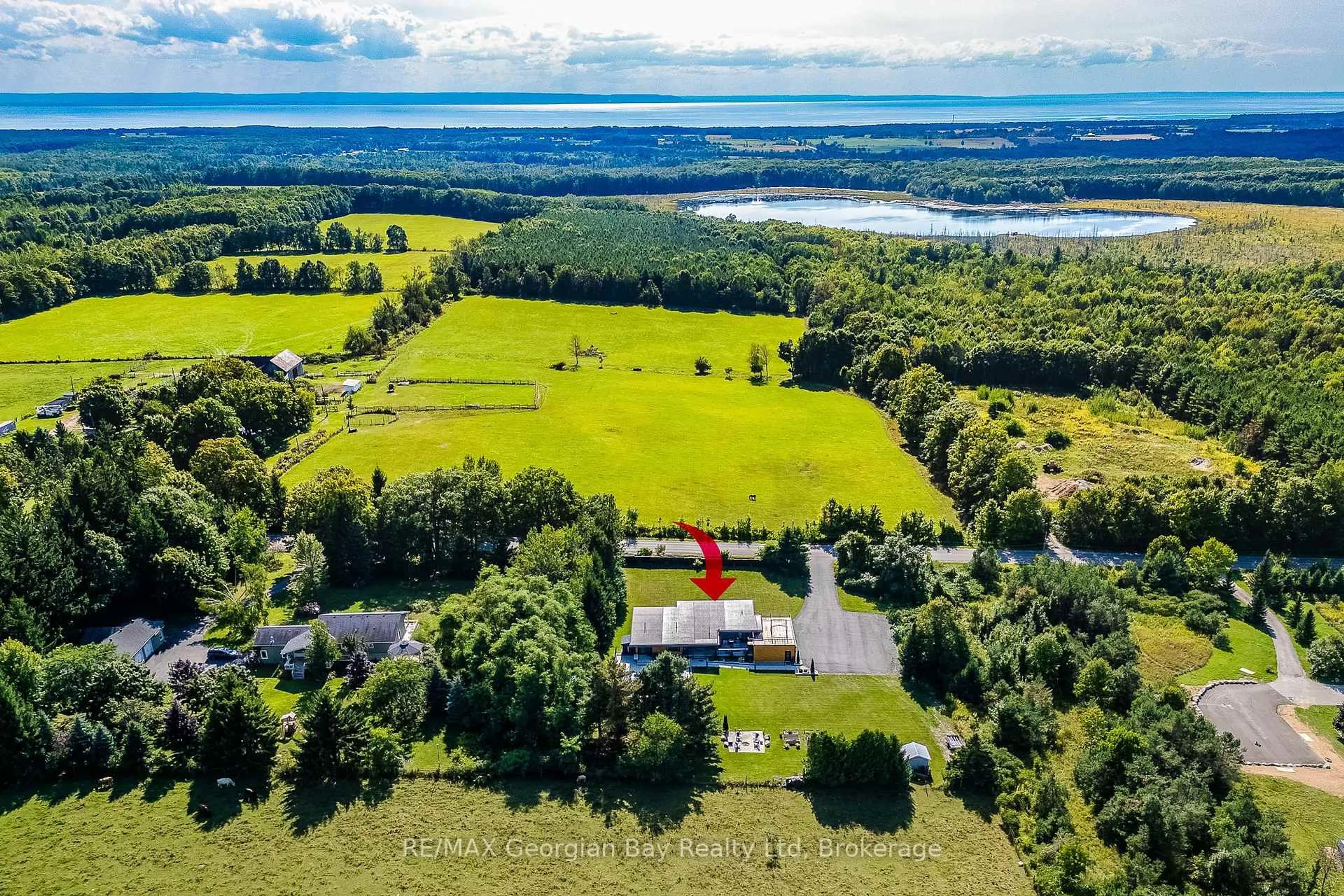 A pic from outside/outdoor area/front of a property/back of a property/a pic from drone, water/lake/river/ocean view for 165 Wilson Rd, Midland Ontario L4R 4K4