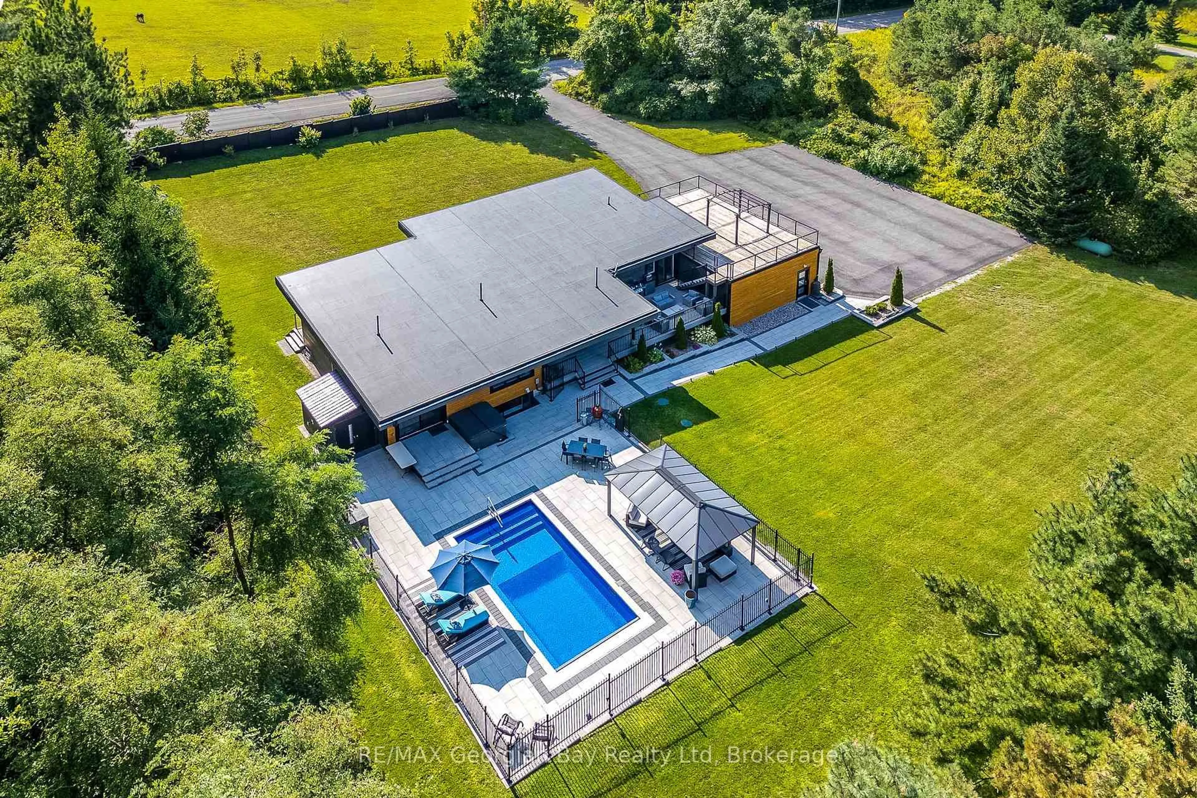 A pic from outside/outdoor area/front of a property/back of a property/a pic from drone, unknown for 165 Wilson Rd, Midland Ontario L4R 4K4