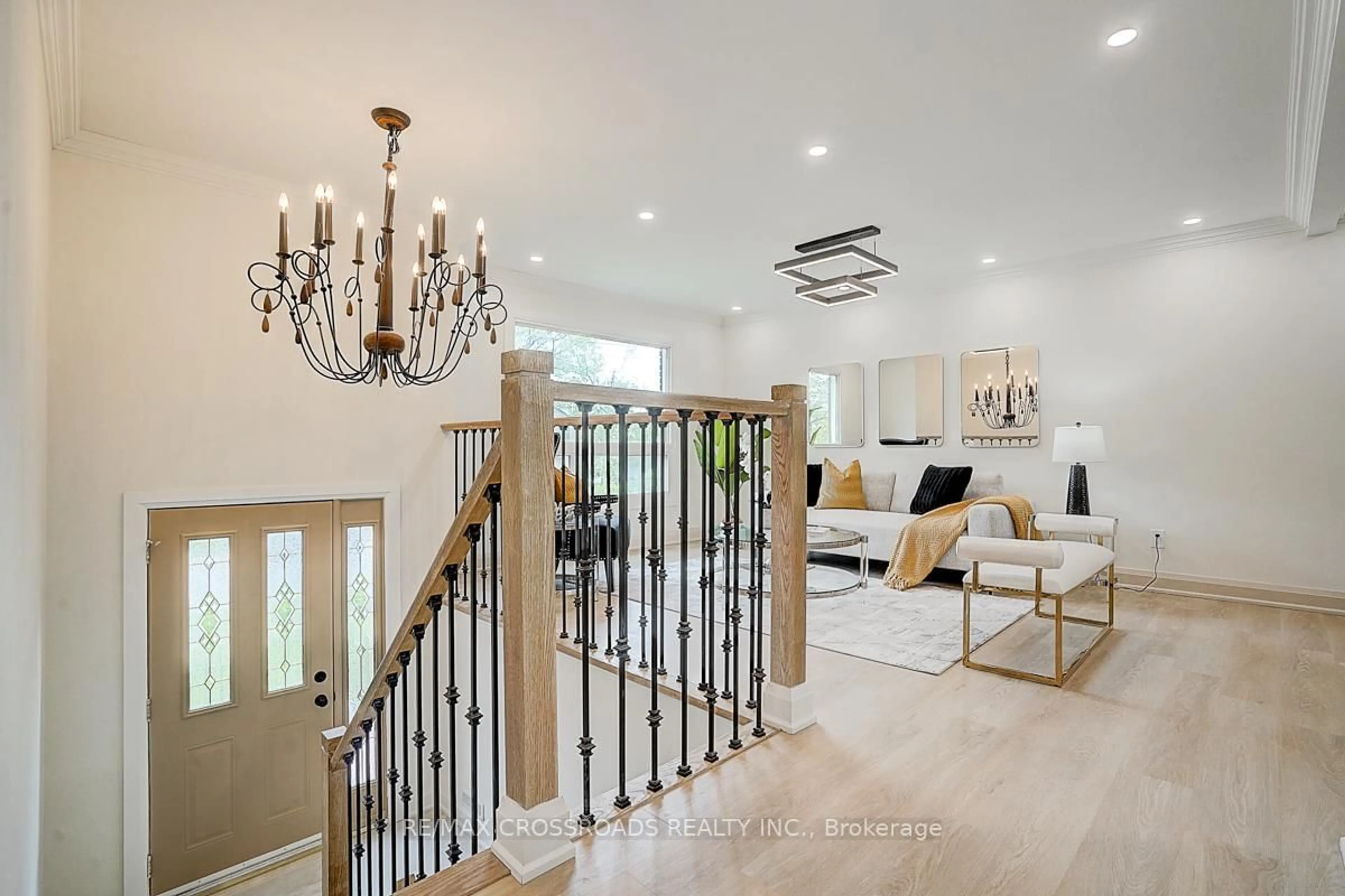 Indoor entryway for 160 letitia St, Barrie Ontario L4N 1P5