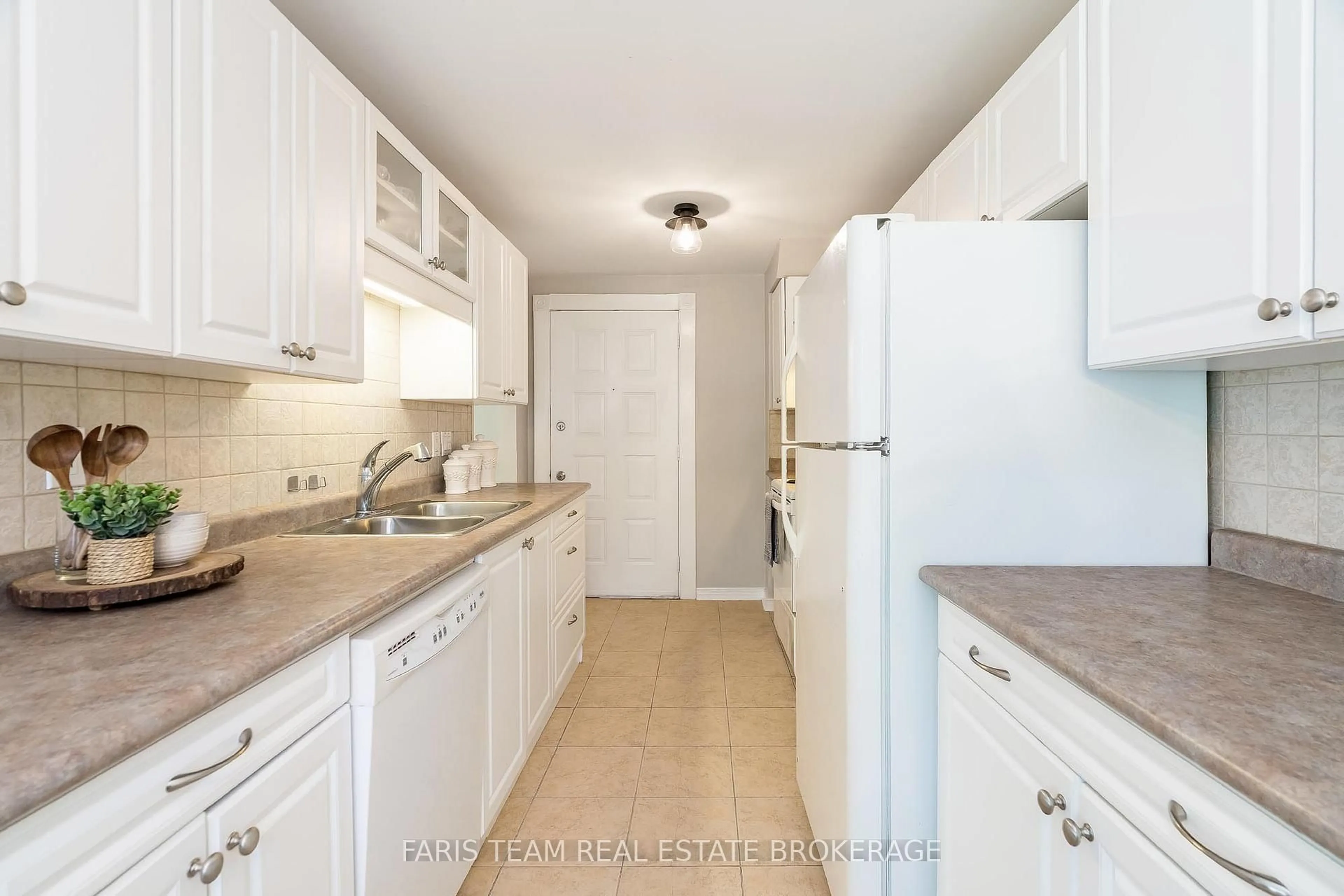 Standard kitchen, unknown for 55 Barrett Cres, Barrie Ontario L4N 5A4