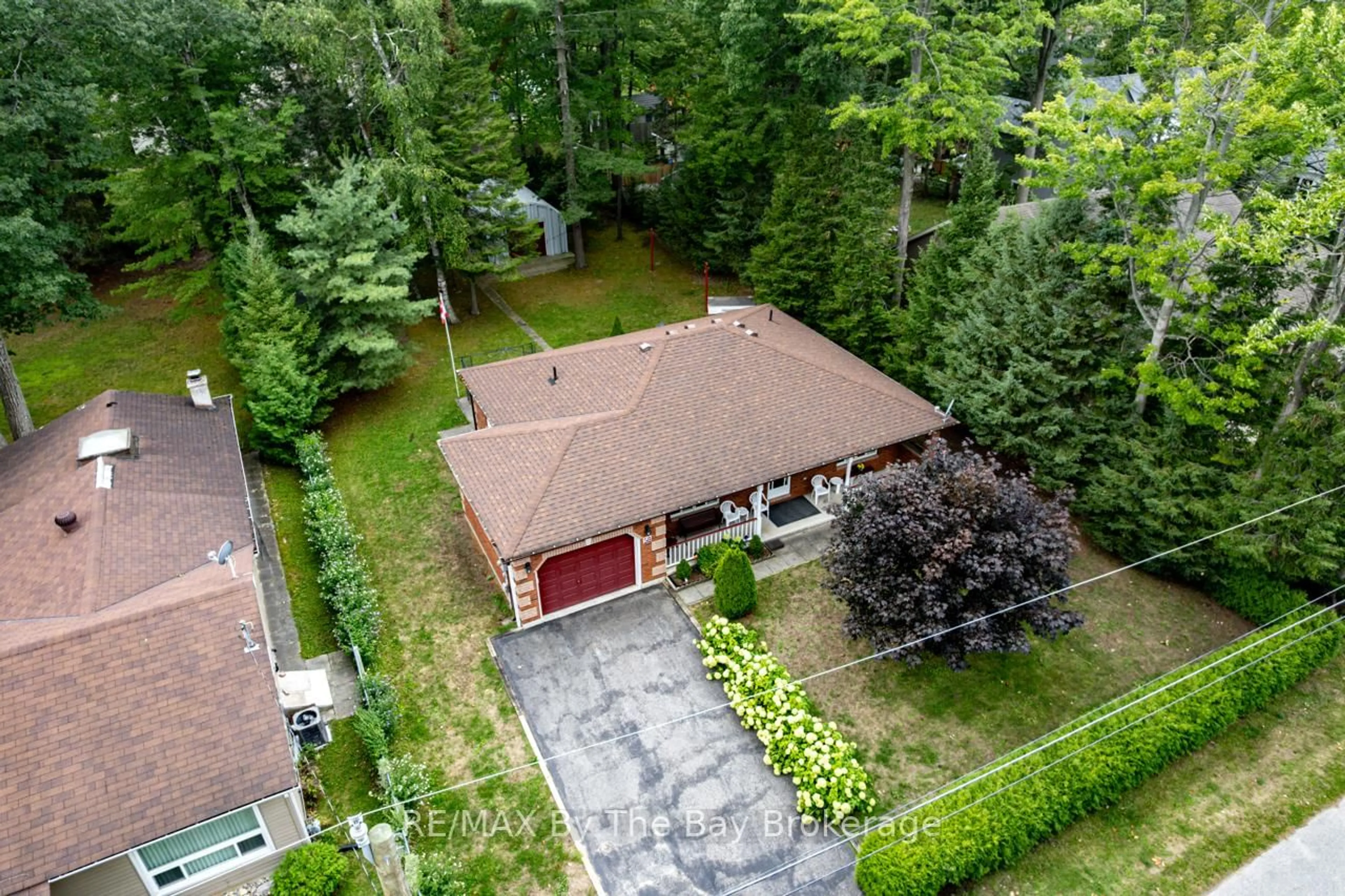 A pic from outside/outdoor area/front of a property/back of a property/a pic from drone, street for 58 29th St, Wasaga Beach Ontario L9Z 2E1