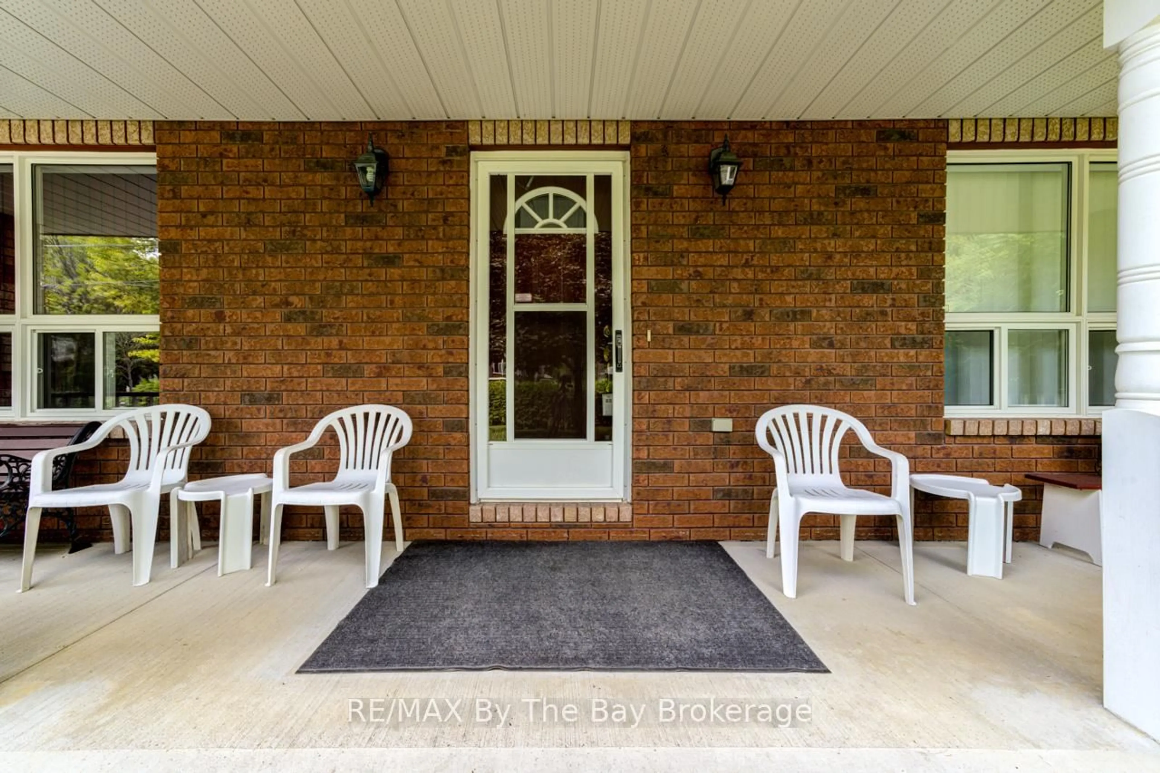 Indoor entryway for 58 29th St, Wasaga Beach Ontario L9Z 2E1