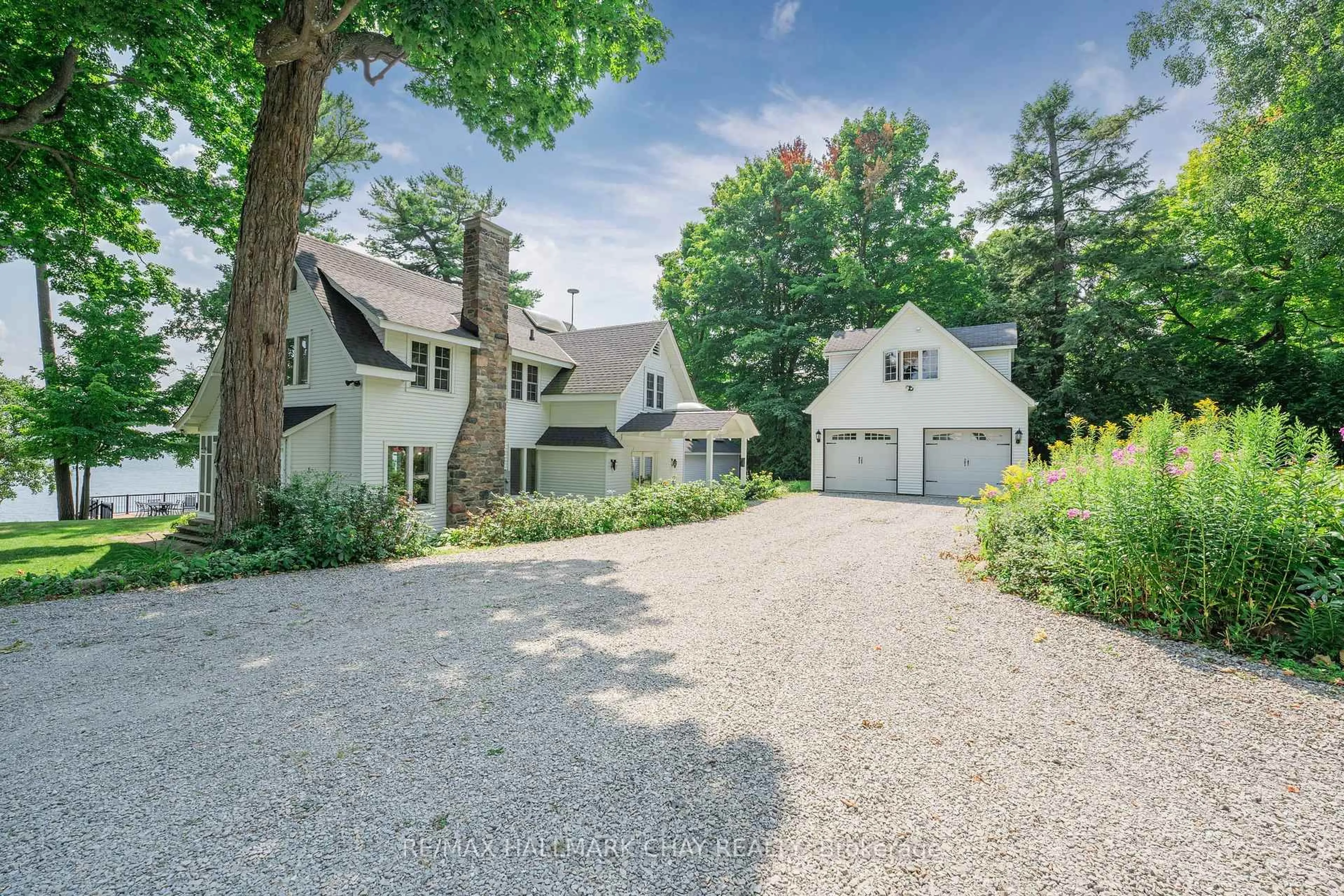 A pic from outside/outdoor area/front of a property/back of a property/a pic from drone, street for 209 Bay St, Oro-Medonte Ontario L0L 2L0