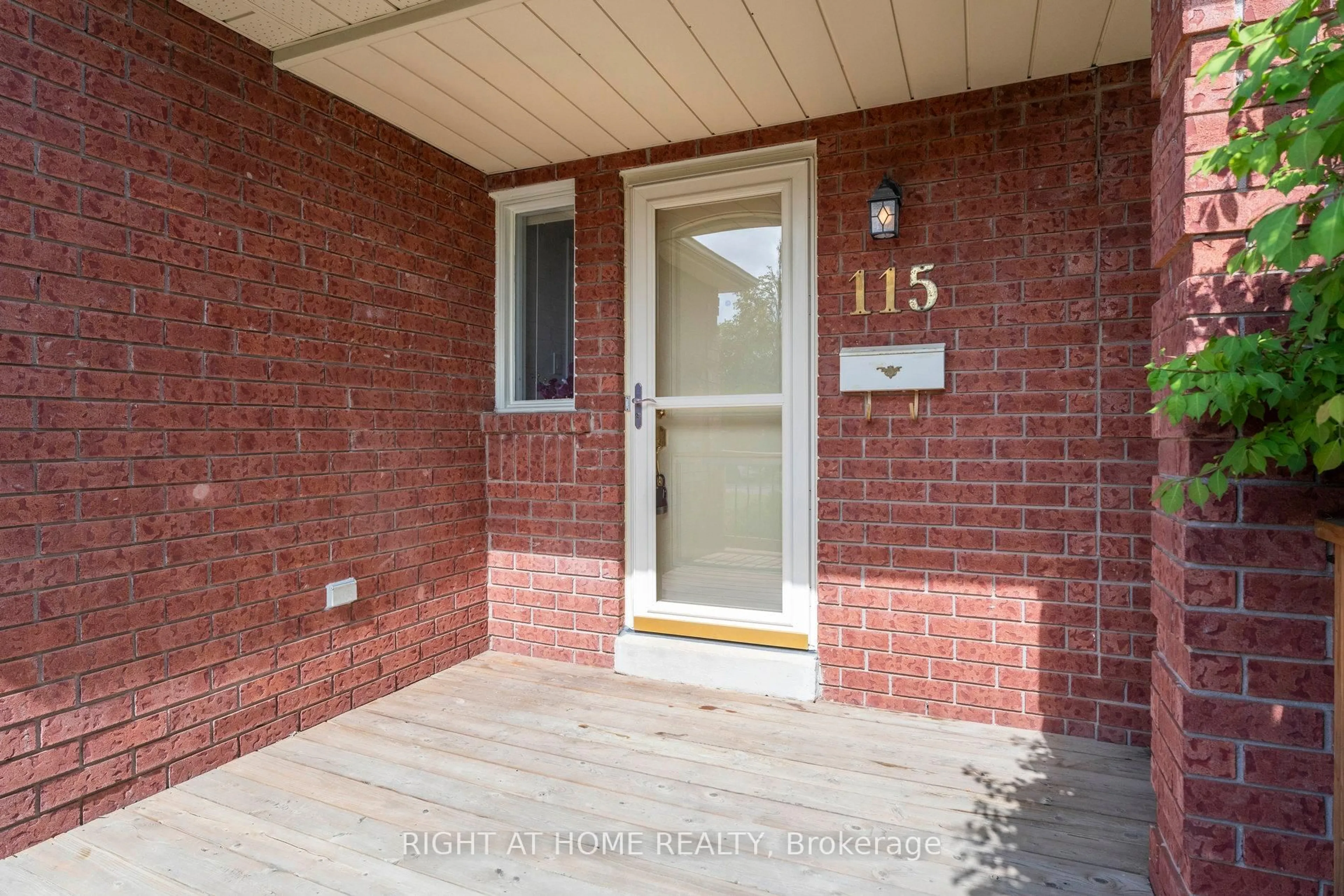 Indoor entryway for 115 Laidlaw Dr, Barrie Ontario L4N 7R9