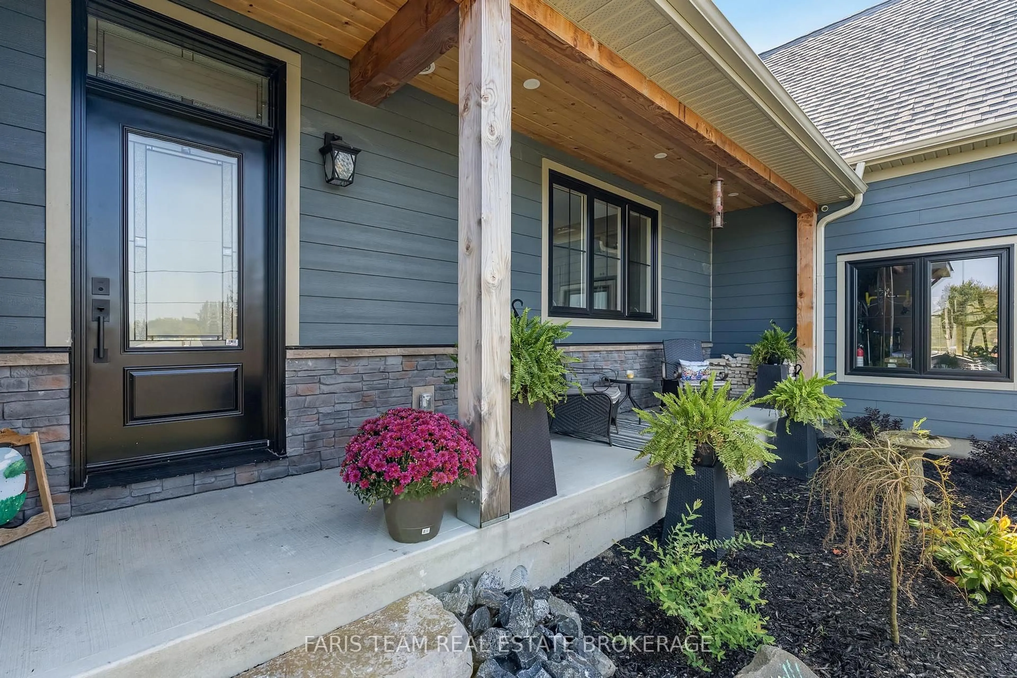 Indoor entryway for 32 Leisure Crt, Severn Ontario L0K 1E0