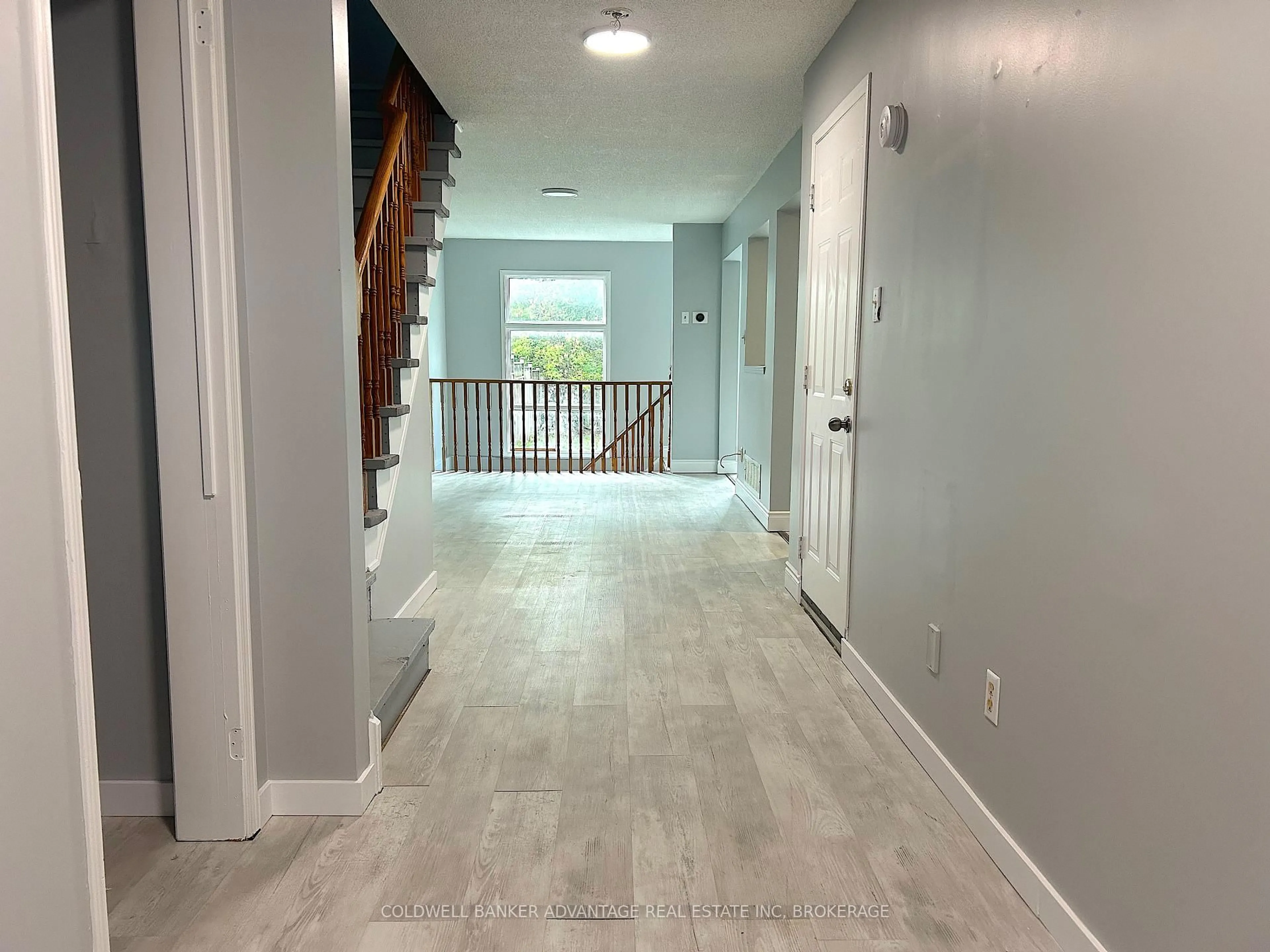Indoor entryway for 16 Cunningham Dr, Barrie Ontario L4N 8L3