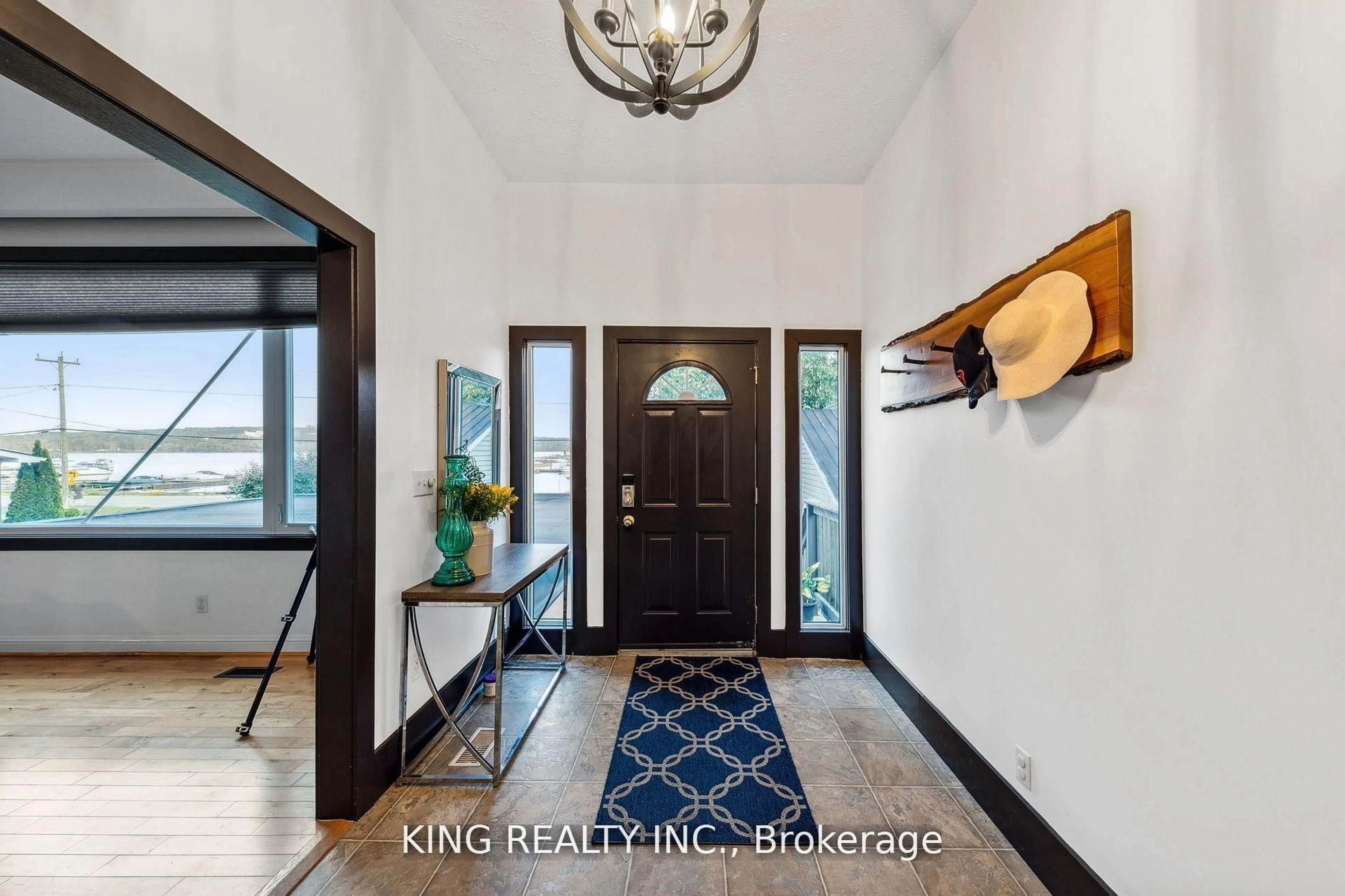 Indoor entryway for 602 CHAMPLAIN Rd, Tiny Ontario L9M 0C2