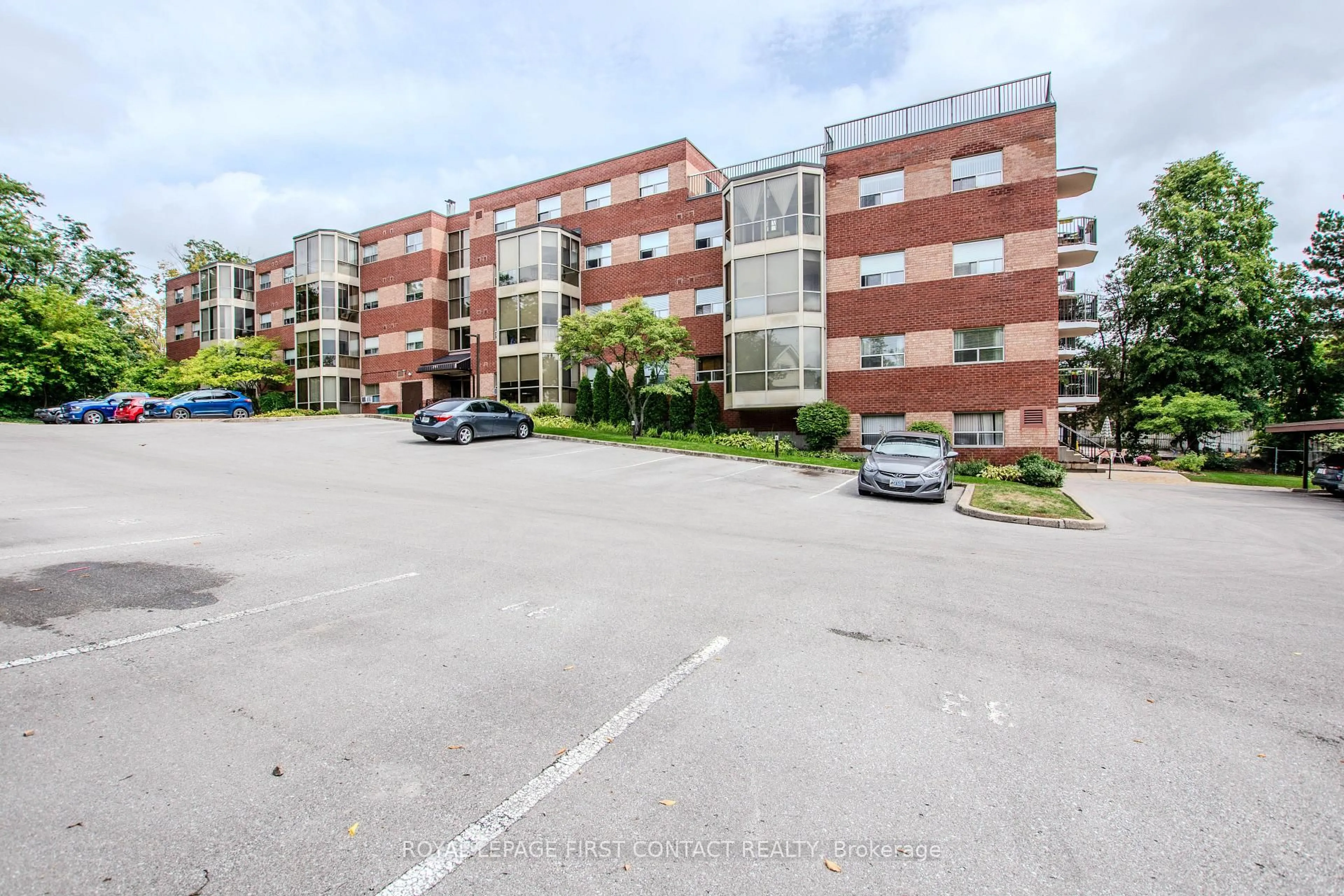 A pic from outside/outdoor area/front of a property/back of a property/a pic from drone, street for 291 Blake St #401, Barrie Ontario L4M 1K7