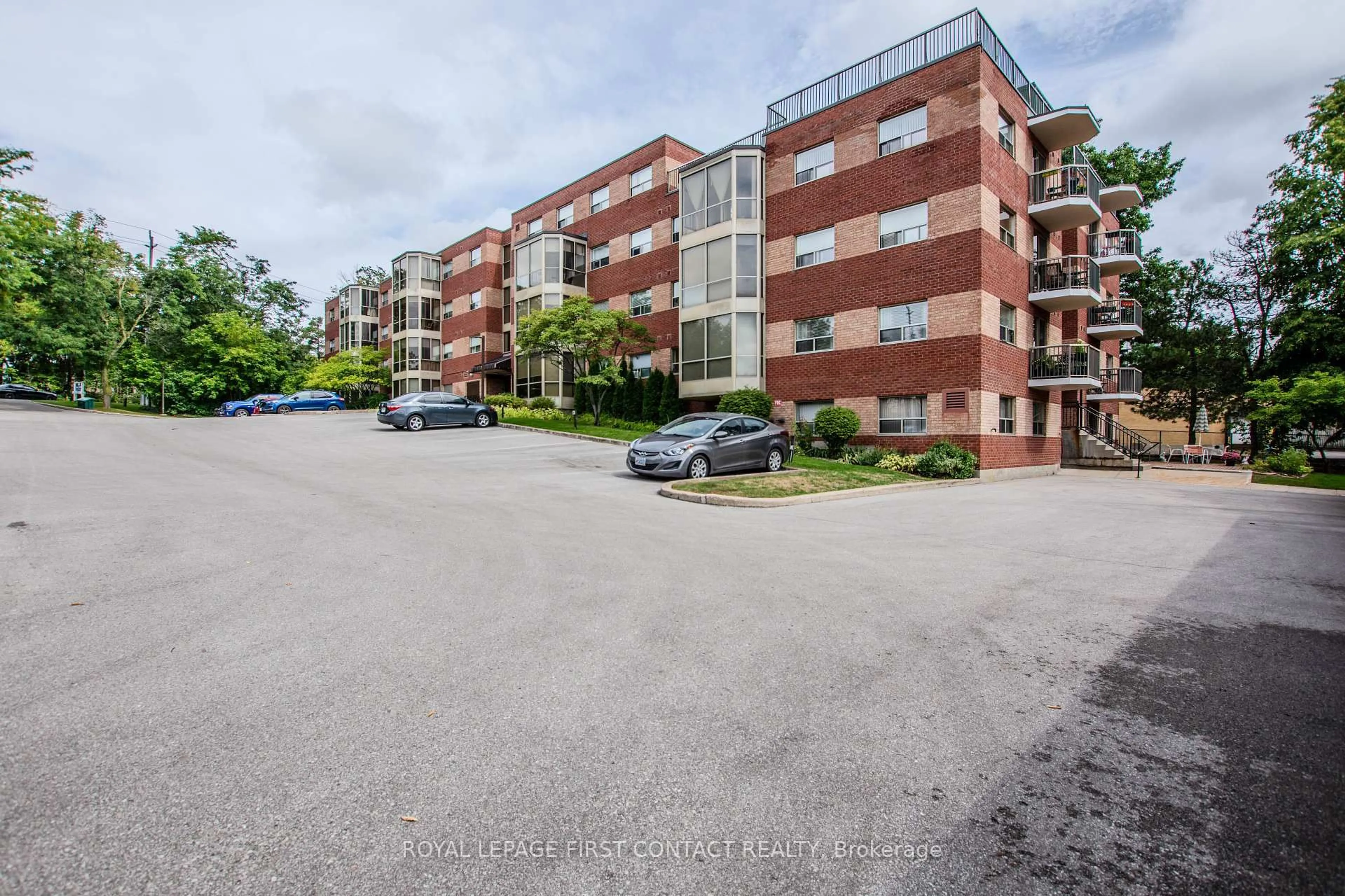 A pic from outside/outdoor area/front of a property/back of a property/a pic from drone, street for 291 Blake St #401, Barrie Ontario L4M 1K7
