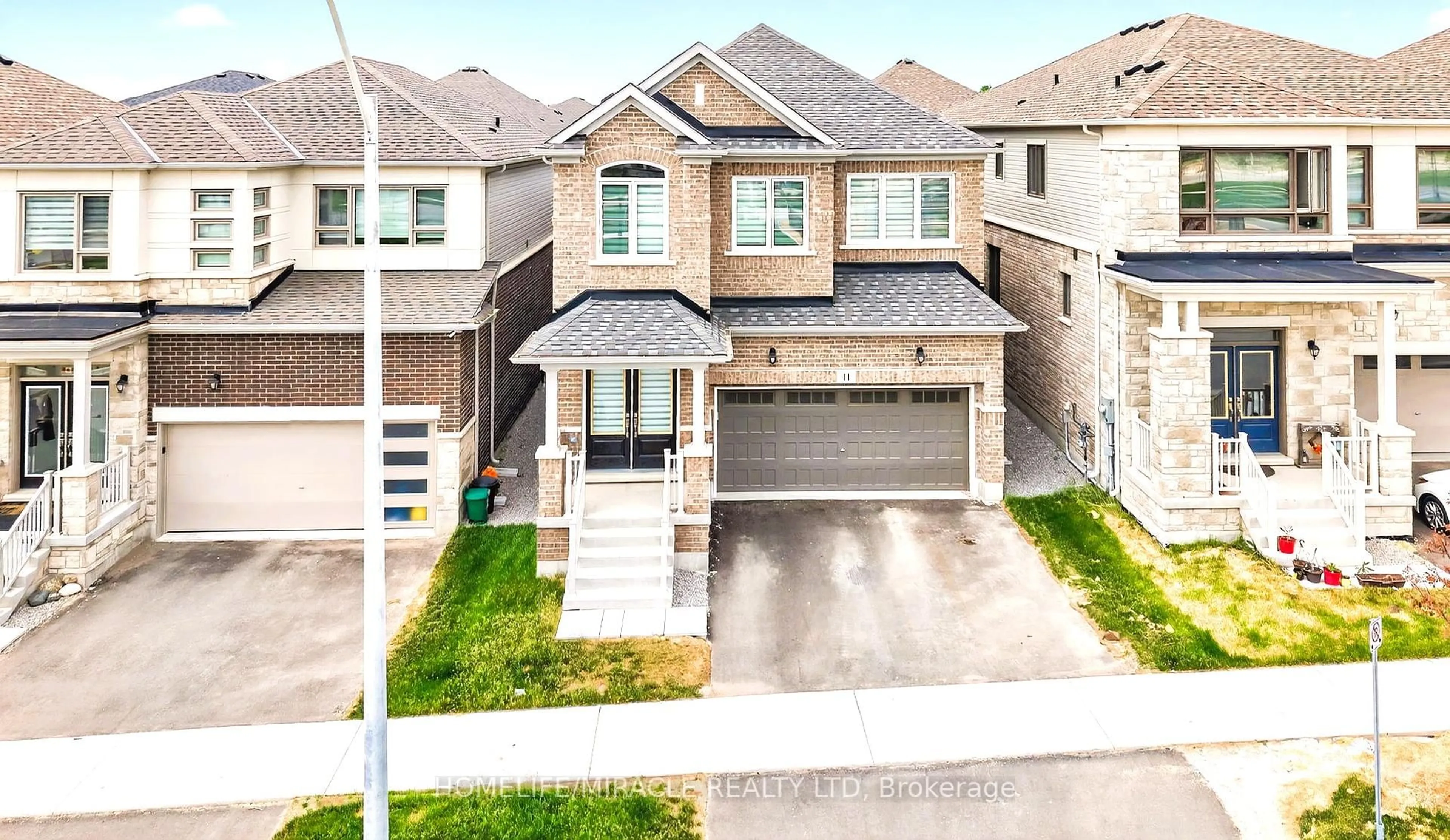 A pic from outside/outdoor area/front of a property/back of a property/a pic from drone, street for 11 Phoenix Blvd, Barrie Ontario L9S 2Z4