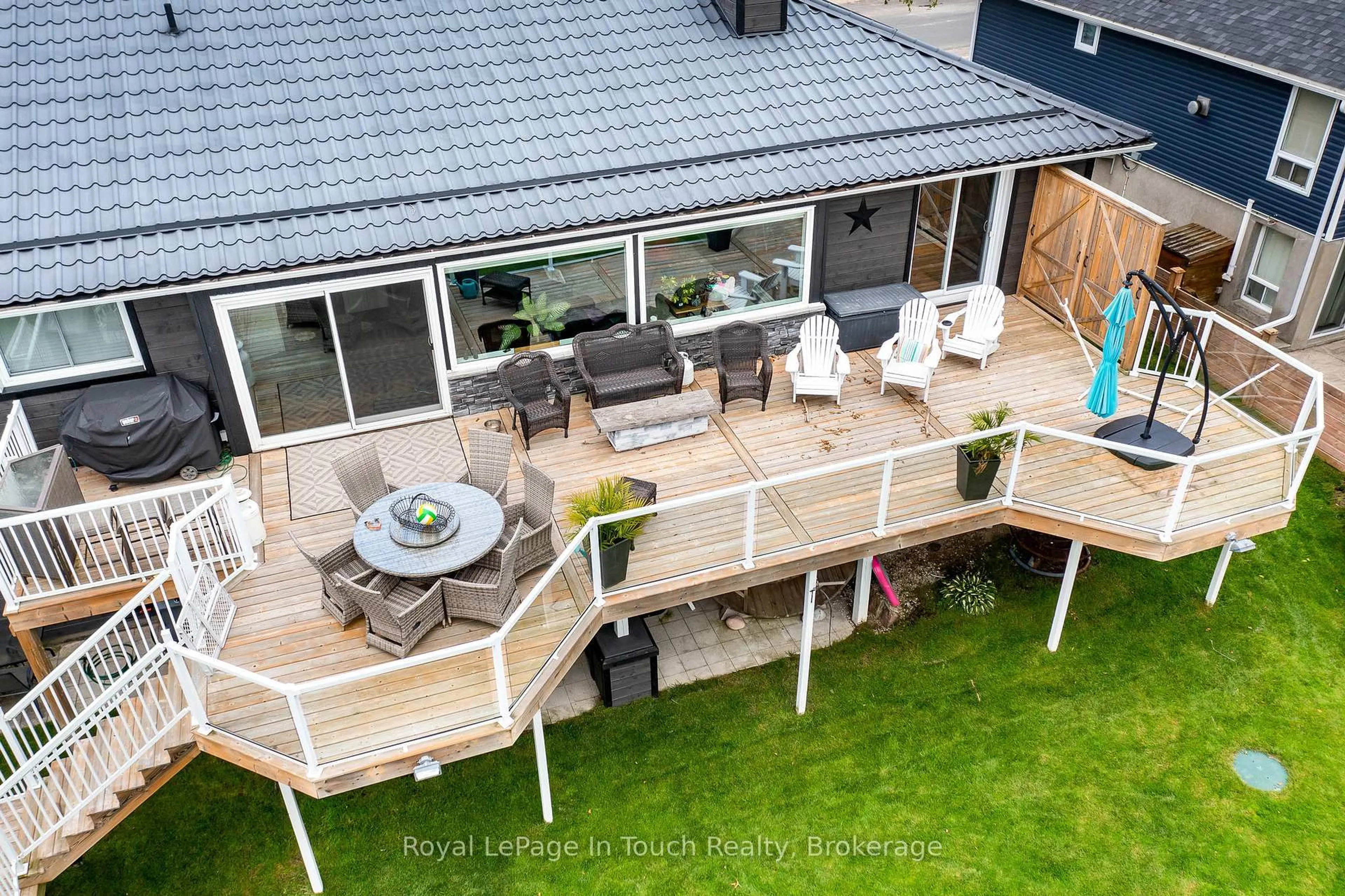 A pic from outside/outdoor area/front of a property/back of a property/a pic from drone, unknown for 8 TINY BEACHES Rd, Tiny Ontario L0L 2J0