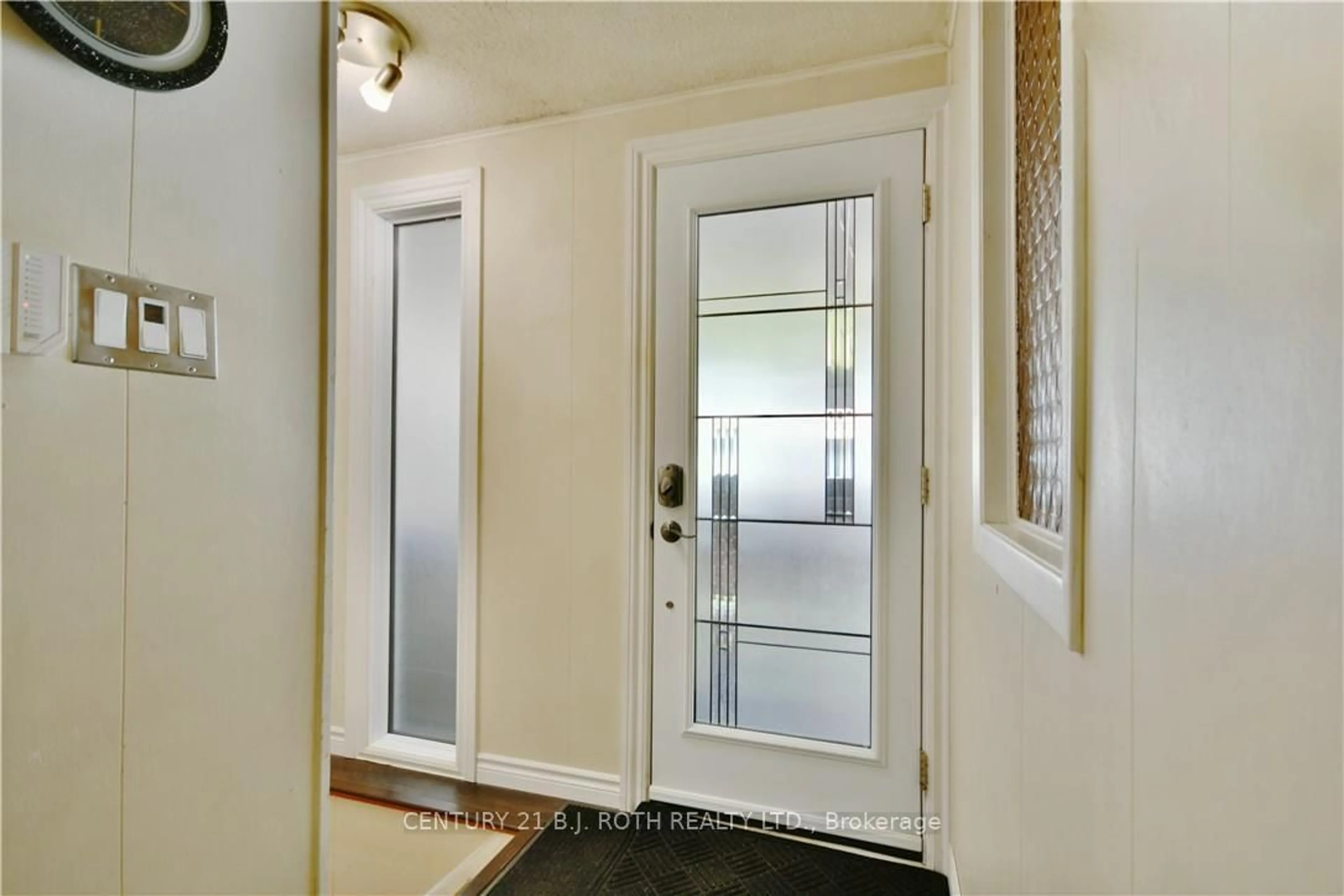 Indoor entryway for 624 Bayview Dr, Midland Ontario L4R 2P5