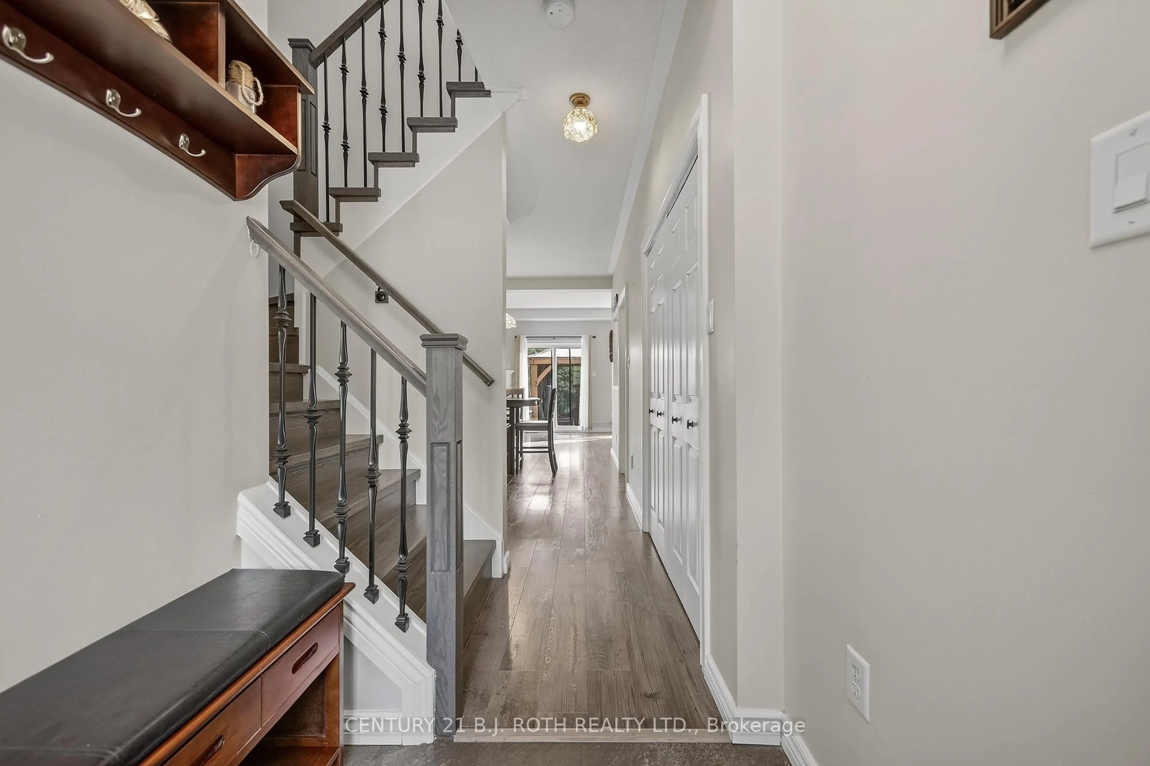Indoor entryway for 80 BRUCE Cres, Barrie Ontario L4N 8T8