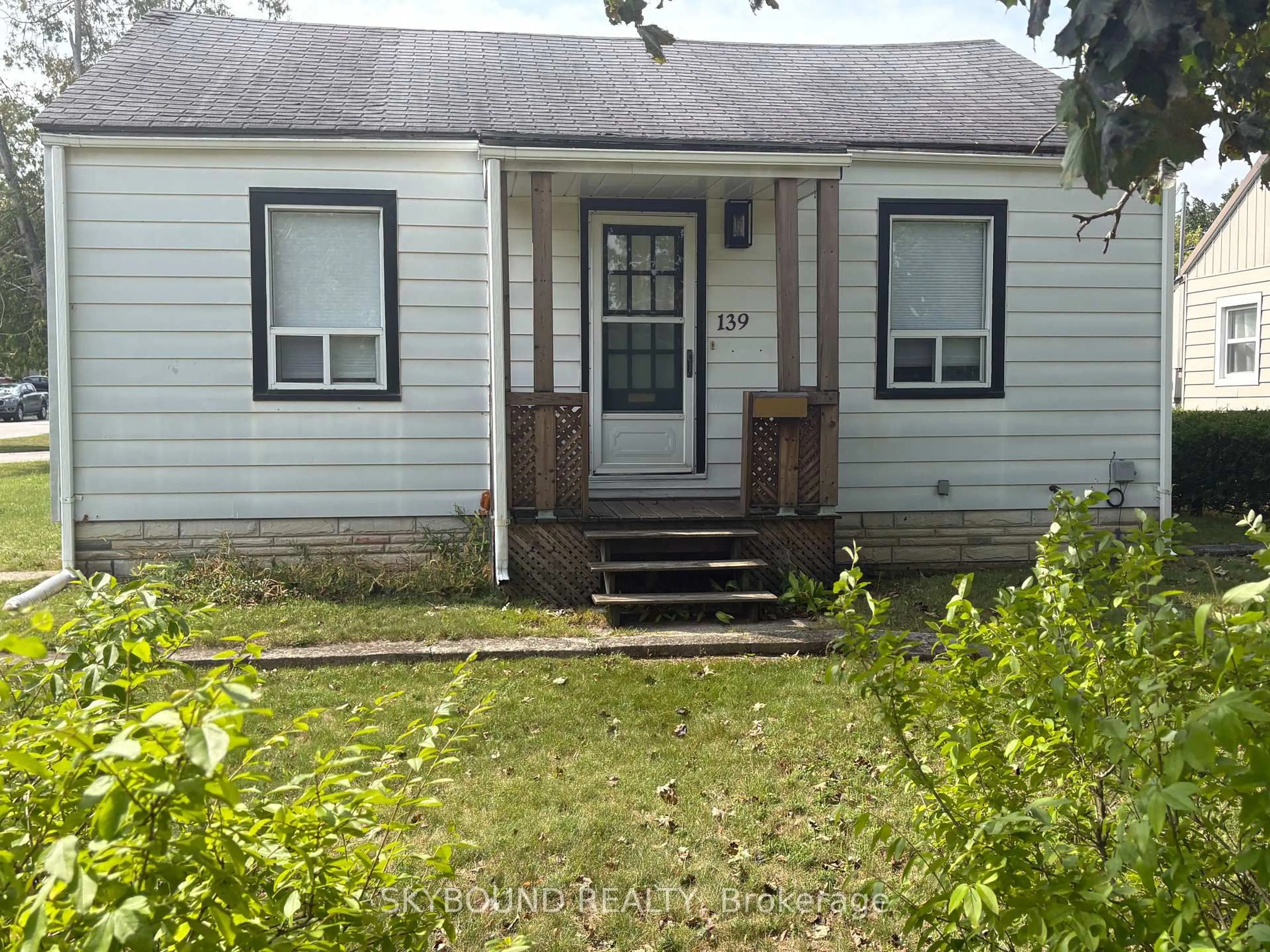 Home with vinyl exterior material, street for 139 Memorial Avenue Ave, Orillia Ontario L3V 5X1