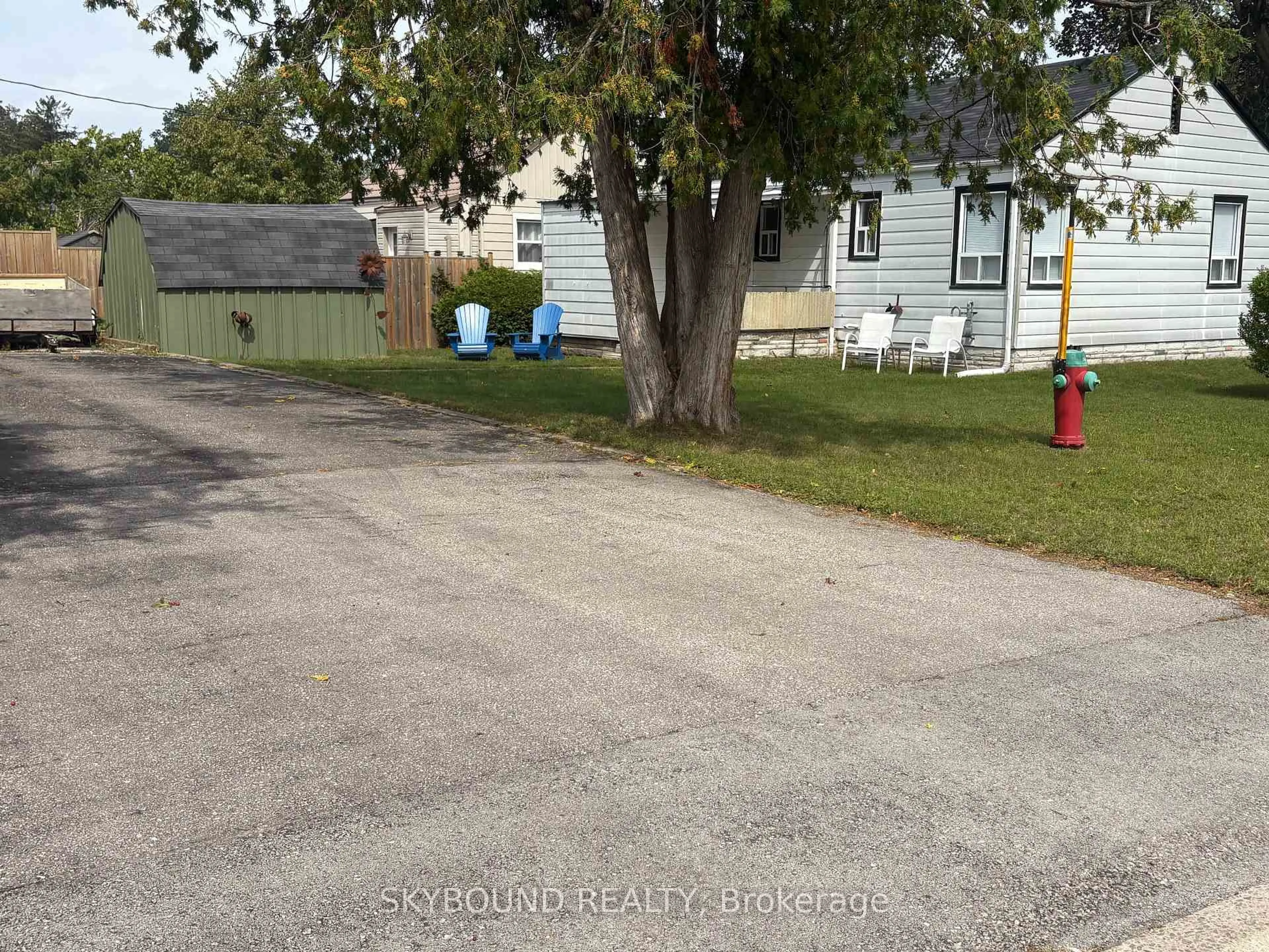 A pic from outside/outdoor area/front of a property/back of a property/a pic from drone, street for 139 Memorial Avenue Ave, Orillia Ontario L3V 5X1
