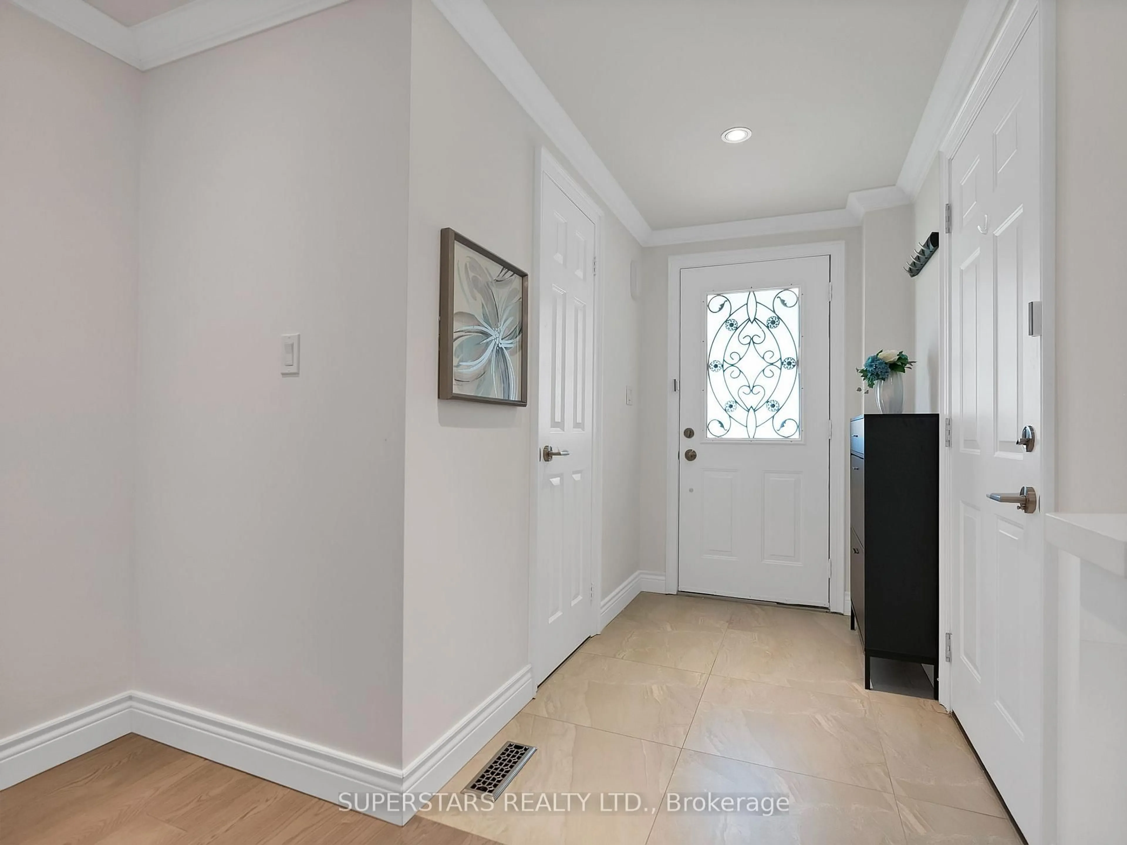 Indoor entryway for 109 Lee Cres, Barrie Ontario L3Z 1A8
