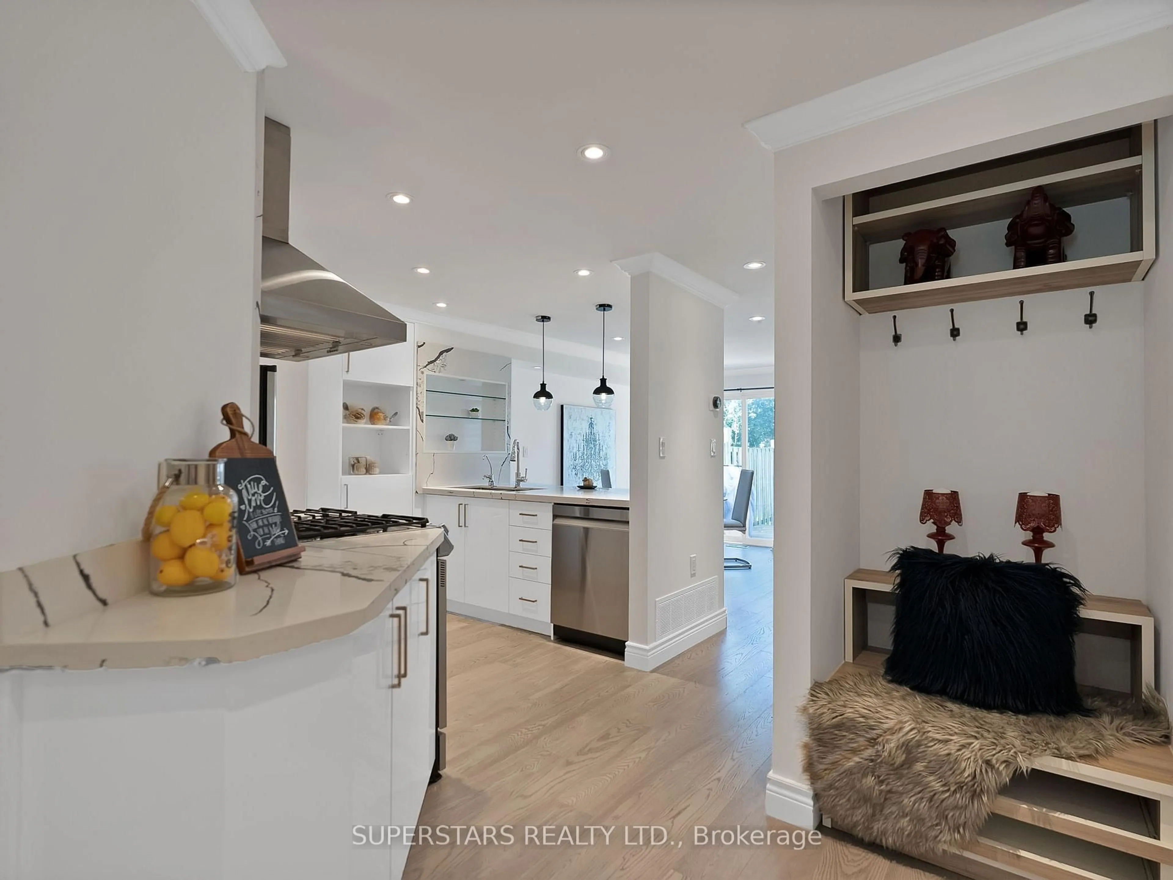 Open concept kitchen, ceramic/tile floor for 109 Lee Cres, Barrie Ontario L3Z 1A8