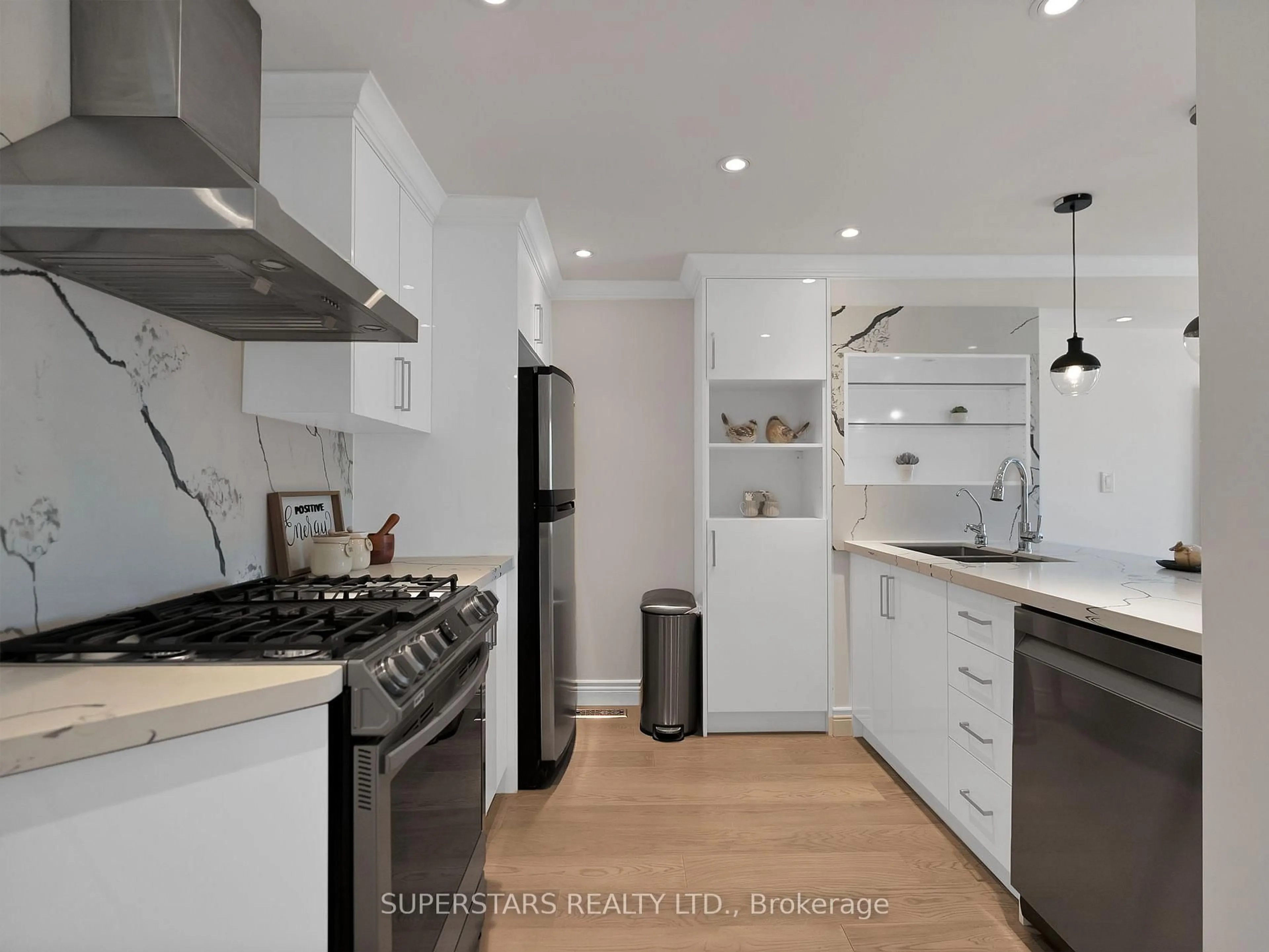 Contemporary kitchen, unknown for 109 Lee Cres, Barrie Ontario L3Z 1A8