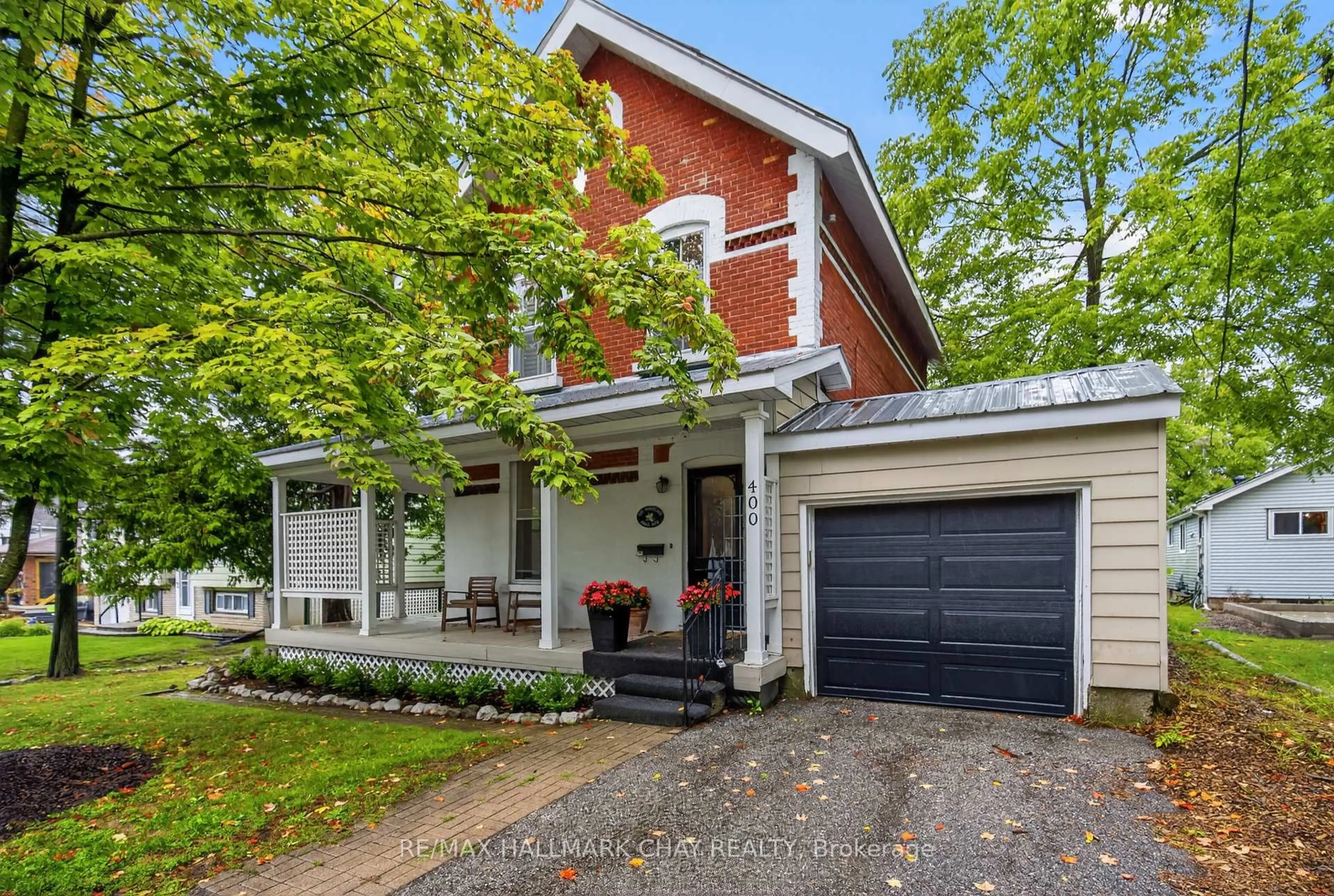 Home with brick exterior material, street for 400 Peter St, Orillia Ontario L3V 5A7
