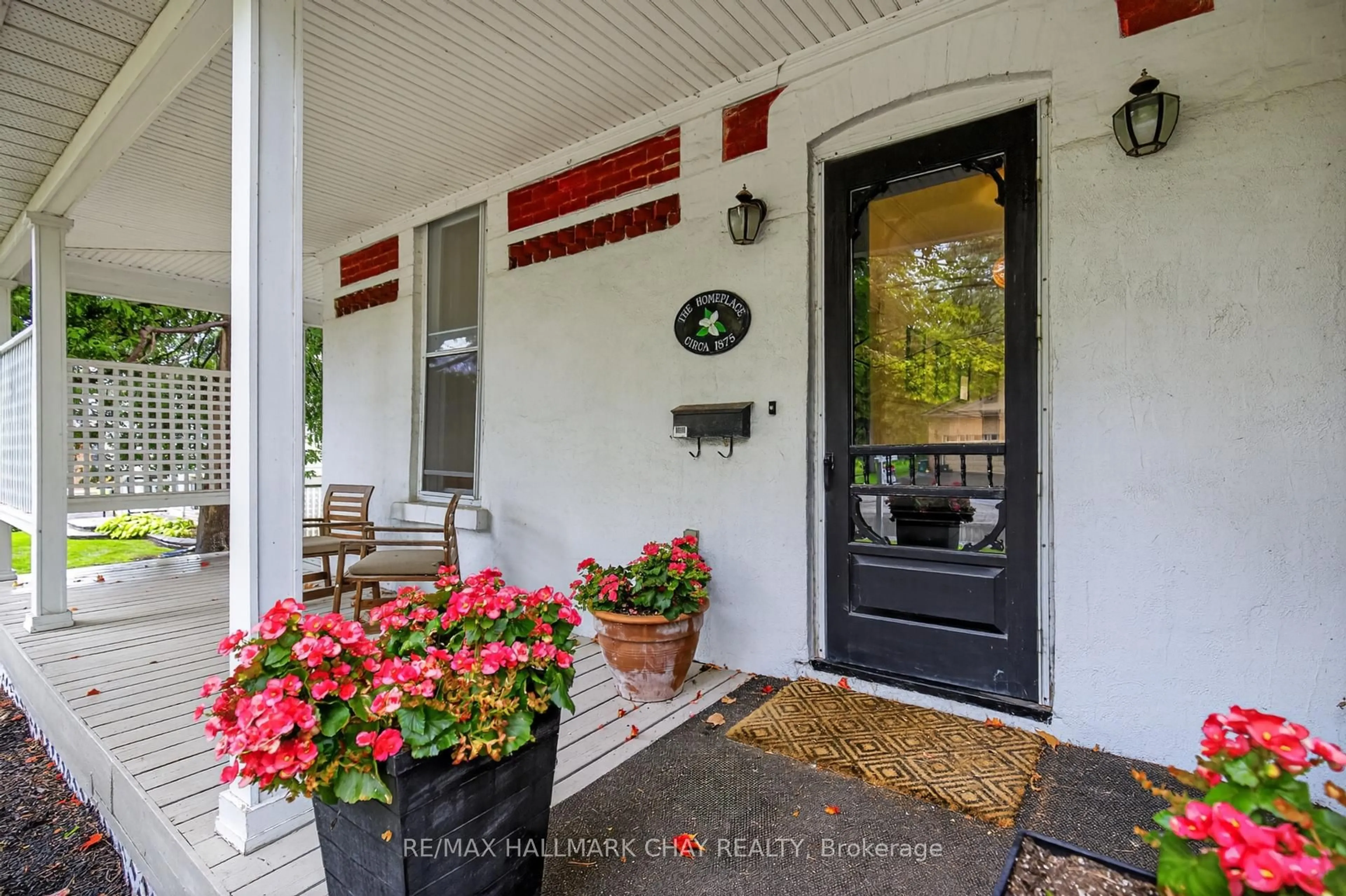 Indoor entryway for 400 Peter St, Orillia Ontario L3V 5A7