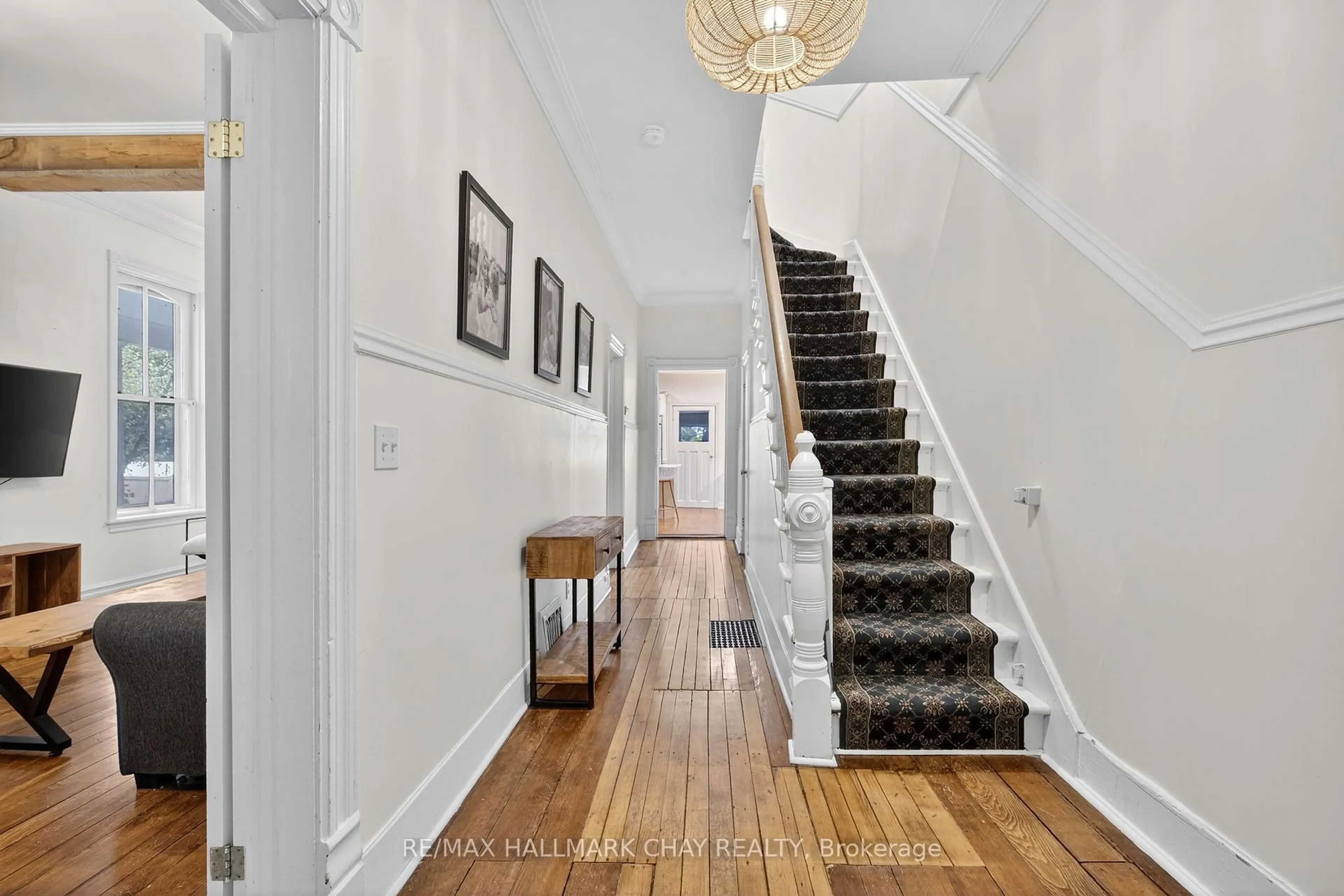 Indoor foyer for 400 Peter St, Orillia Ontario L3V 5A7
