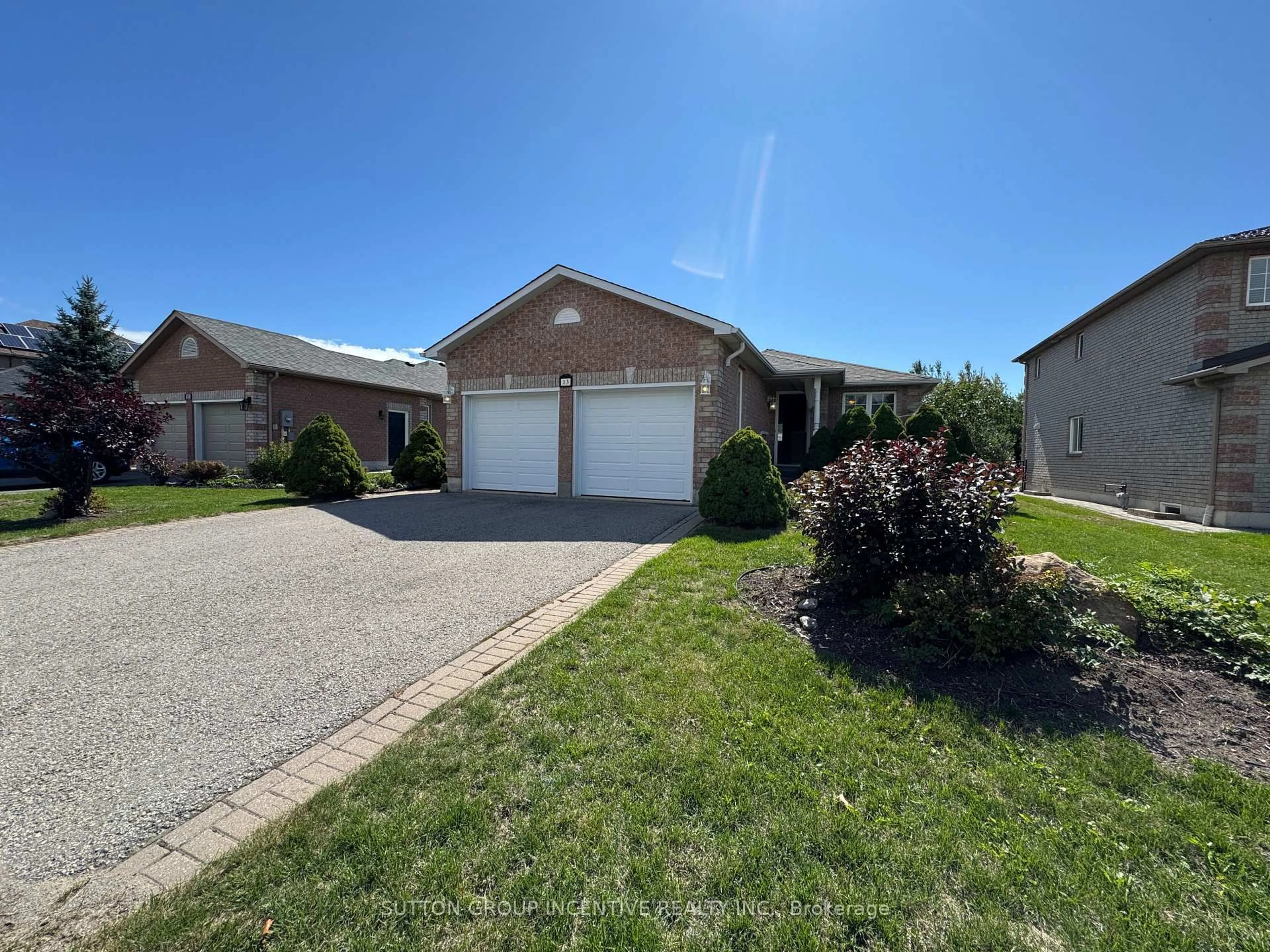 A pic from outside/outdoor area/front of a property/back of a property/a pic from drone, street for 13 Commonwealth Rd, Barrie Ontario L4M 7J6
