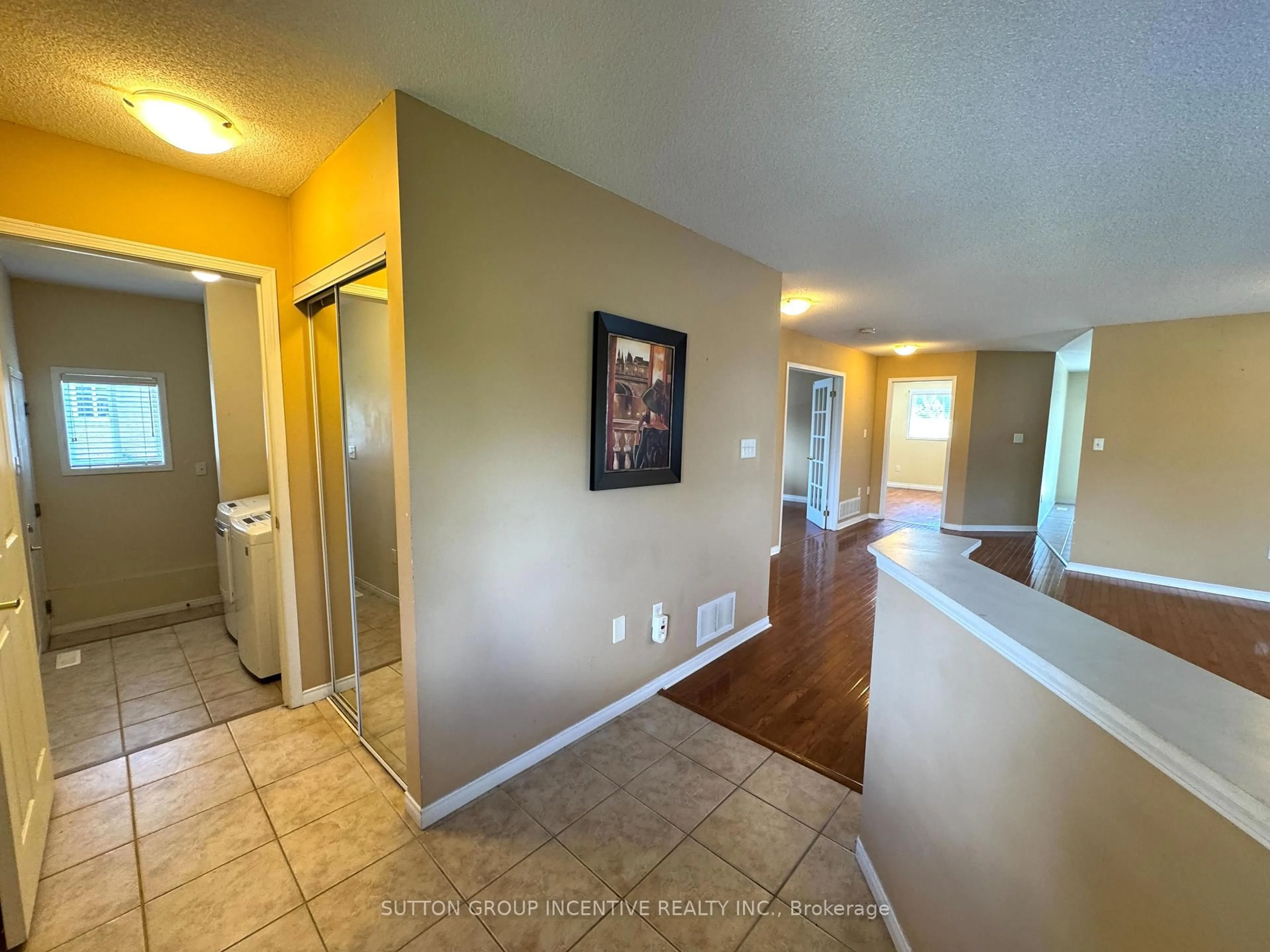 Indoor entryway for 13 Commonwealth Rd, Barrie Ontario L4M 7J6
