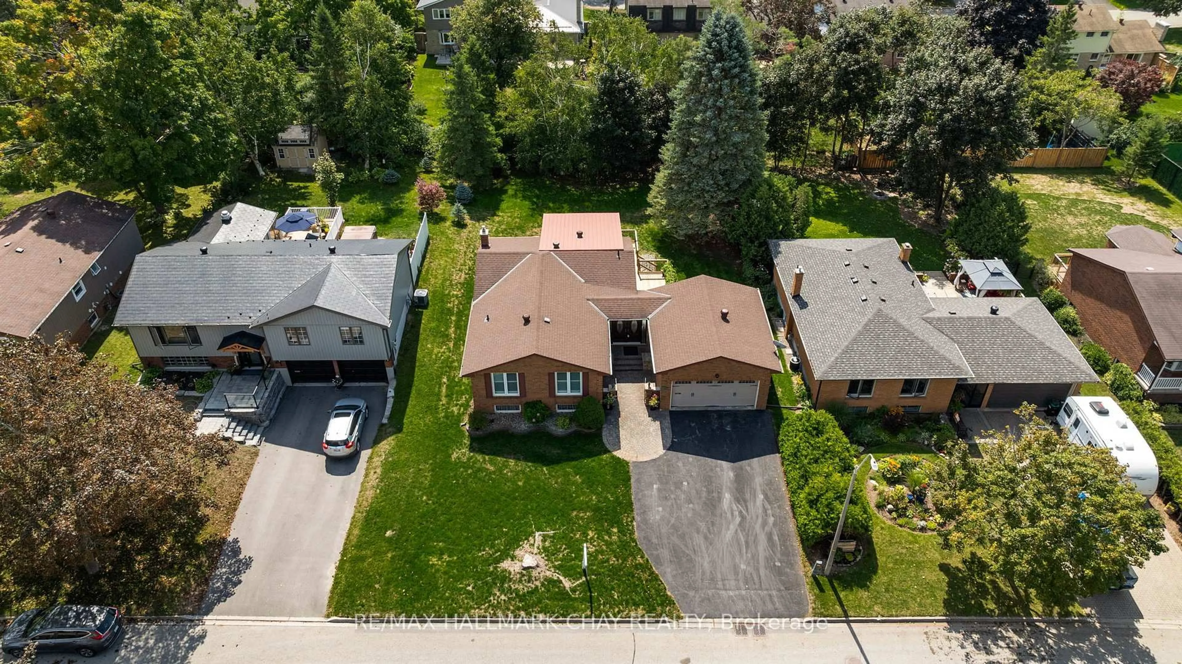 A pic from outside/outdoor area/front of a property/back of a property/a pic from drone, street for 19 Algonquin Tr, Barrie Ontario L4M 5M2